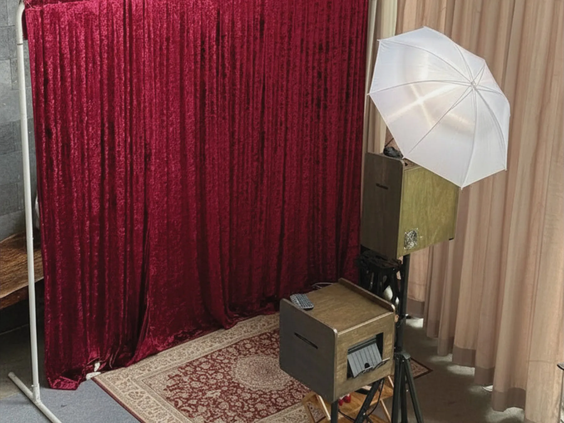Setup photobooth Kenangan Kita lengkap dengan lighting dan backdrop