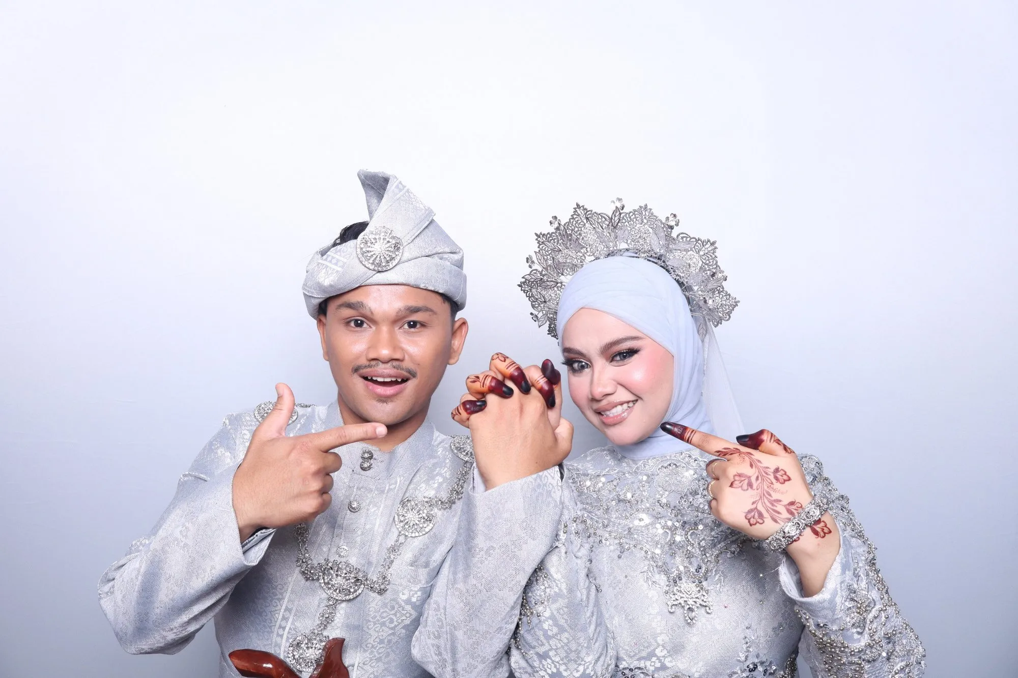 Tetamu bergambar di photobooth semasa majlis perkahwinan Madihah & Jeffri di D'Lamar Dia, Kuantan