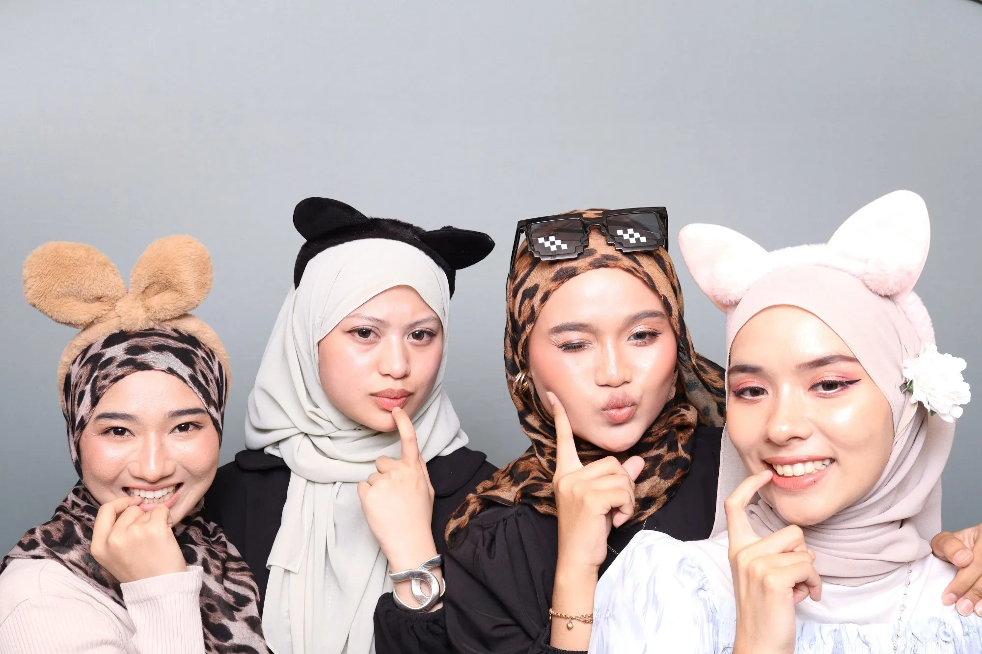 Tetamu bergambar di photobooth semasa santai santai belia Malam Muda Gen Z di Pantai Batu Hitam, Kuantan