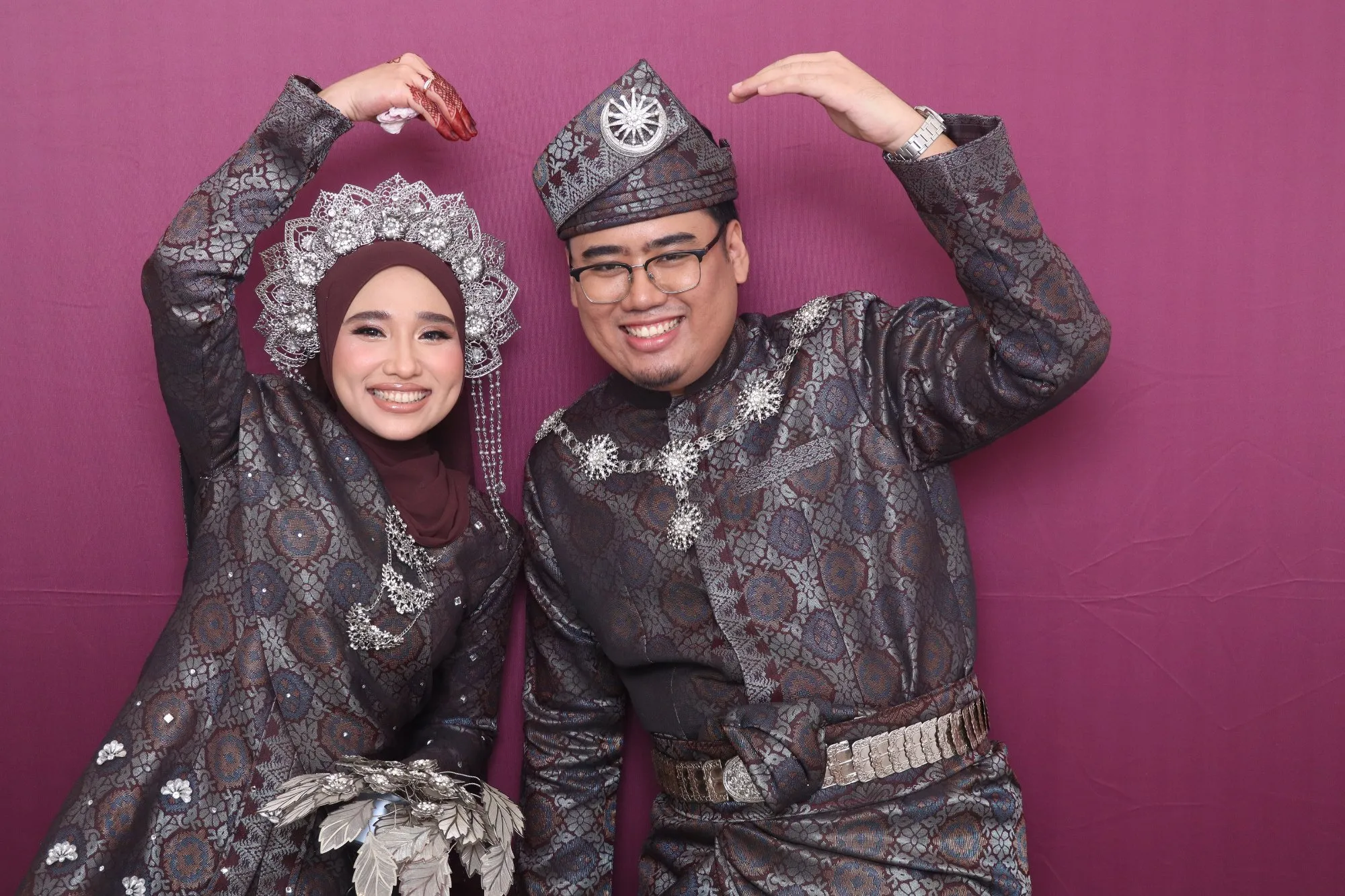 Tetamu bergambar di photobooth semasa majlis perkahwinan Safinah & Bashyar di Mana-mana Cafe, Kuantan