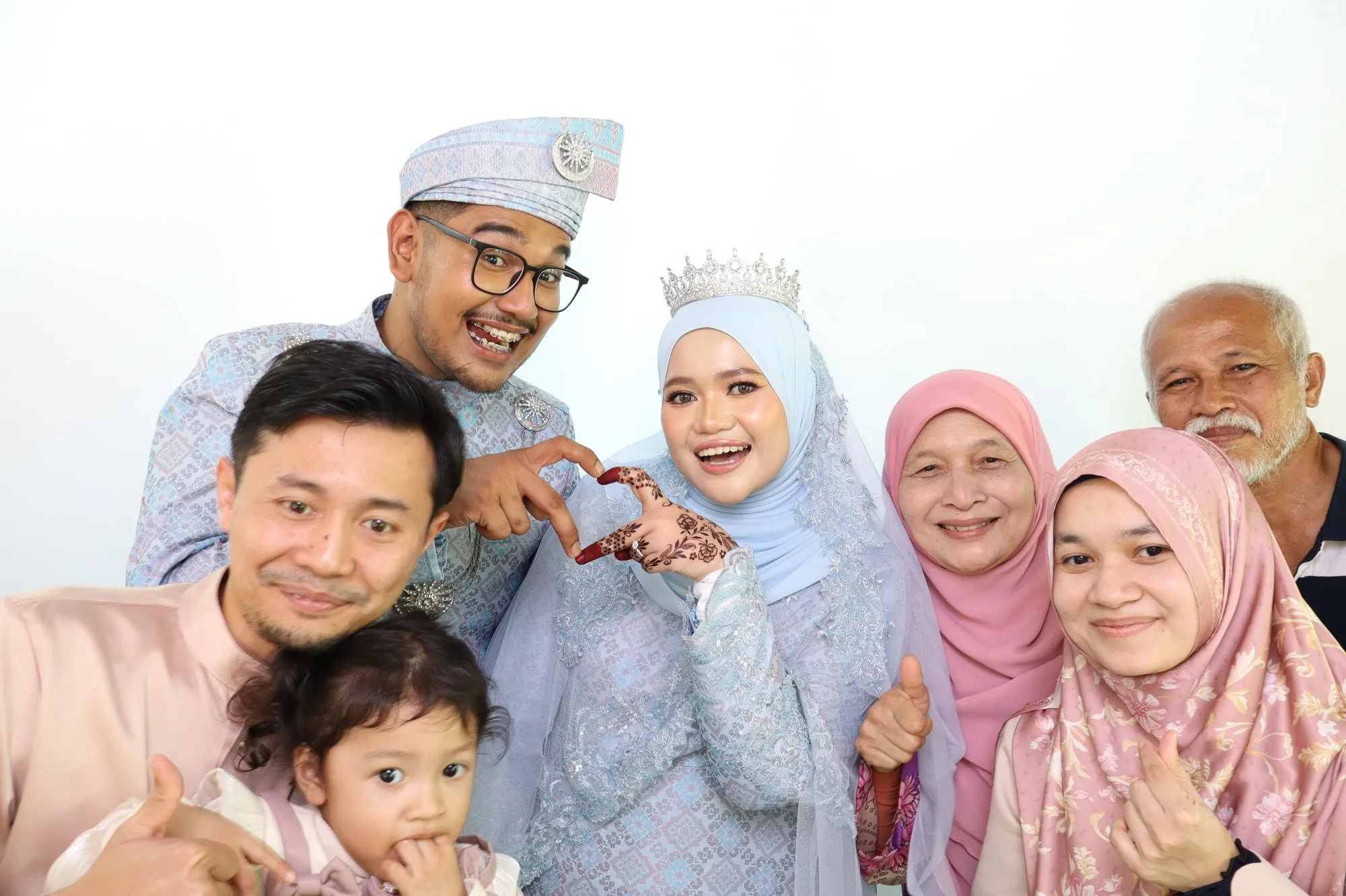 Tetamu bergambar di photobooth semasa majlis perkahwinan Afiq & Eryn di Rumah Rimba by Sri Mahligai, Kemaman