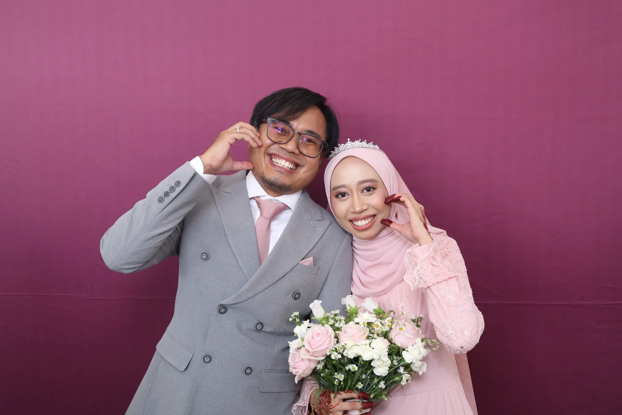 Tetamu bergambar di photobooth semasa majlis perkahwinan Alia & Huamidi di Mana-mana Cafe, Kuantan
