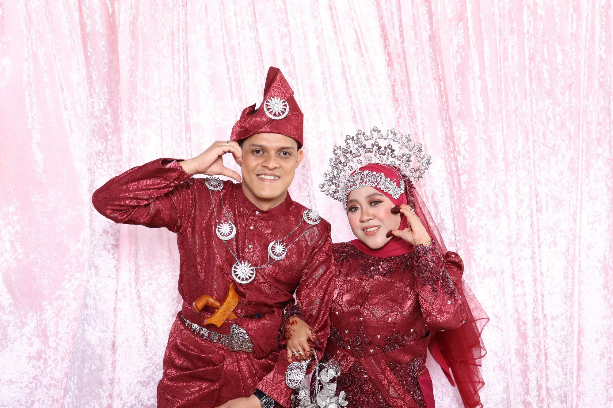 Tetamu bergambar di photobooth semasa majlis perkahwinan Fazlin & Ikhwan di House of Sanding, Kuantan