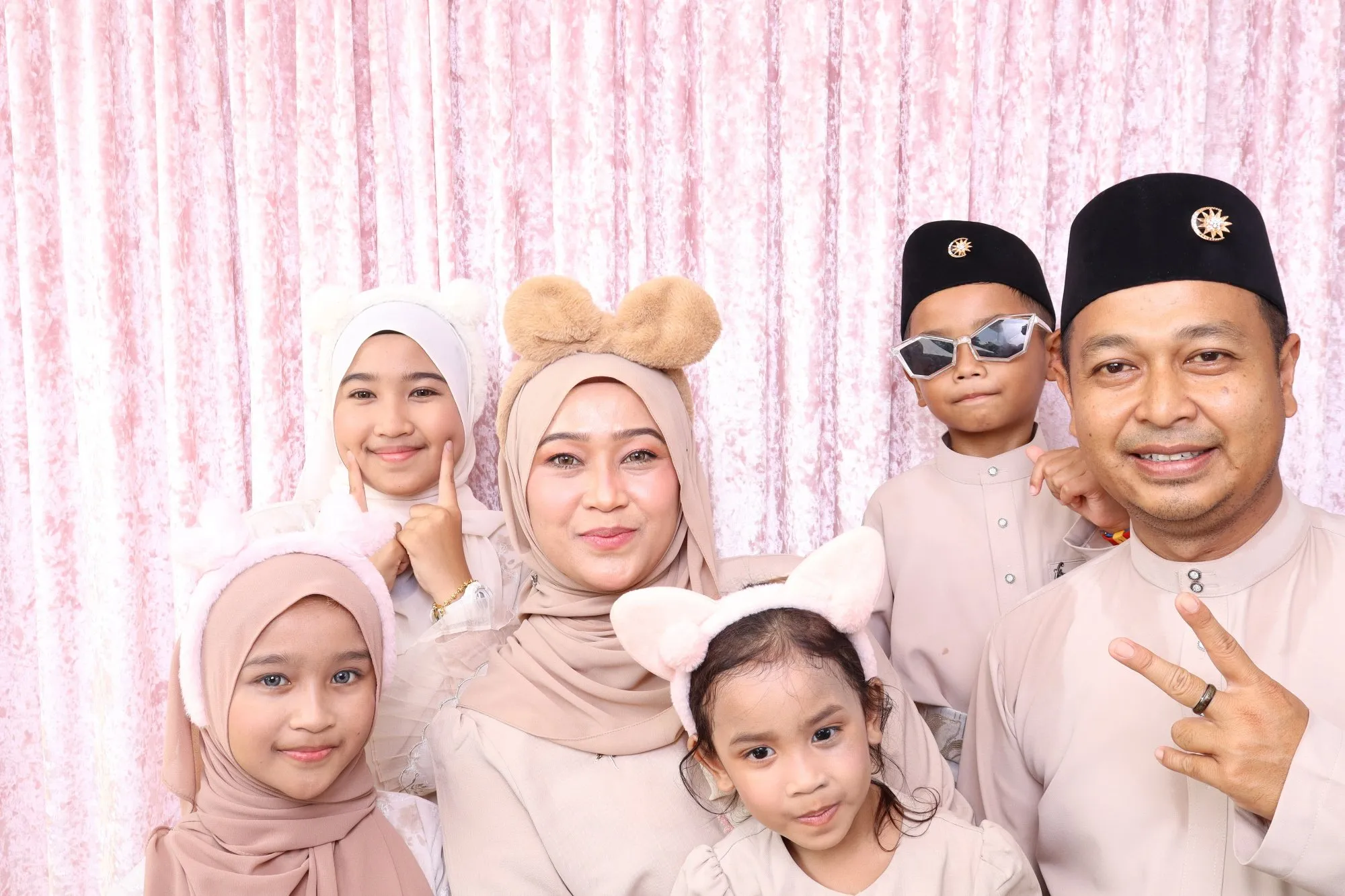 Tetamu bergambar di photobooth semasa majlis perkahwinan Syakir & Arifah di Dewan Era Gemilang, Kuantan
