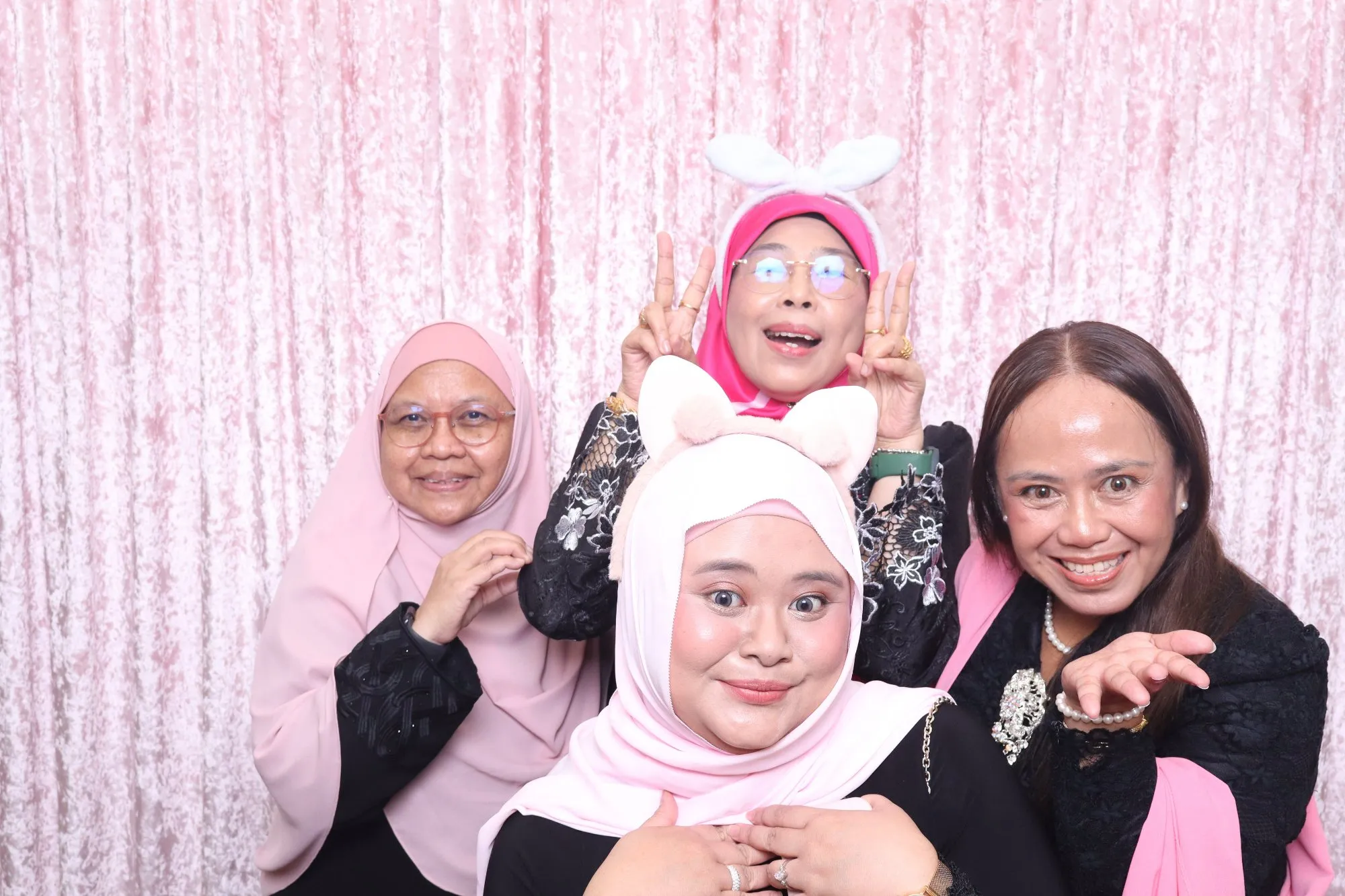 Tetamu bergambar di photobooth semasa rumah terbuka hari raya Raikan Bersama Kelab Rekreasi CIMB Malaysia di Ancasa Royale, Pekan