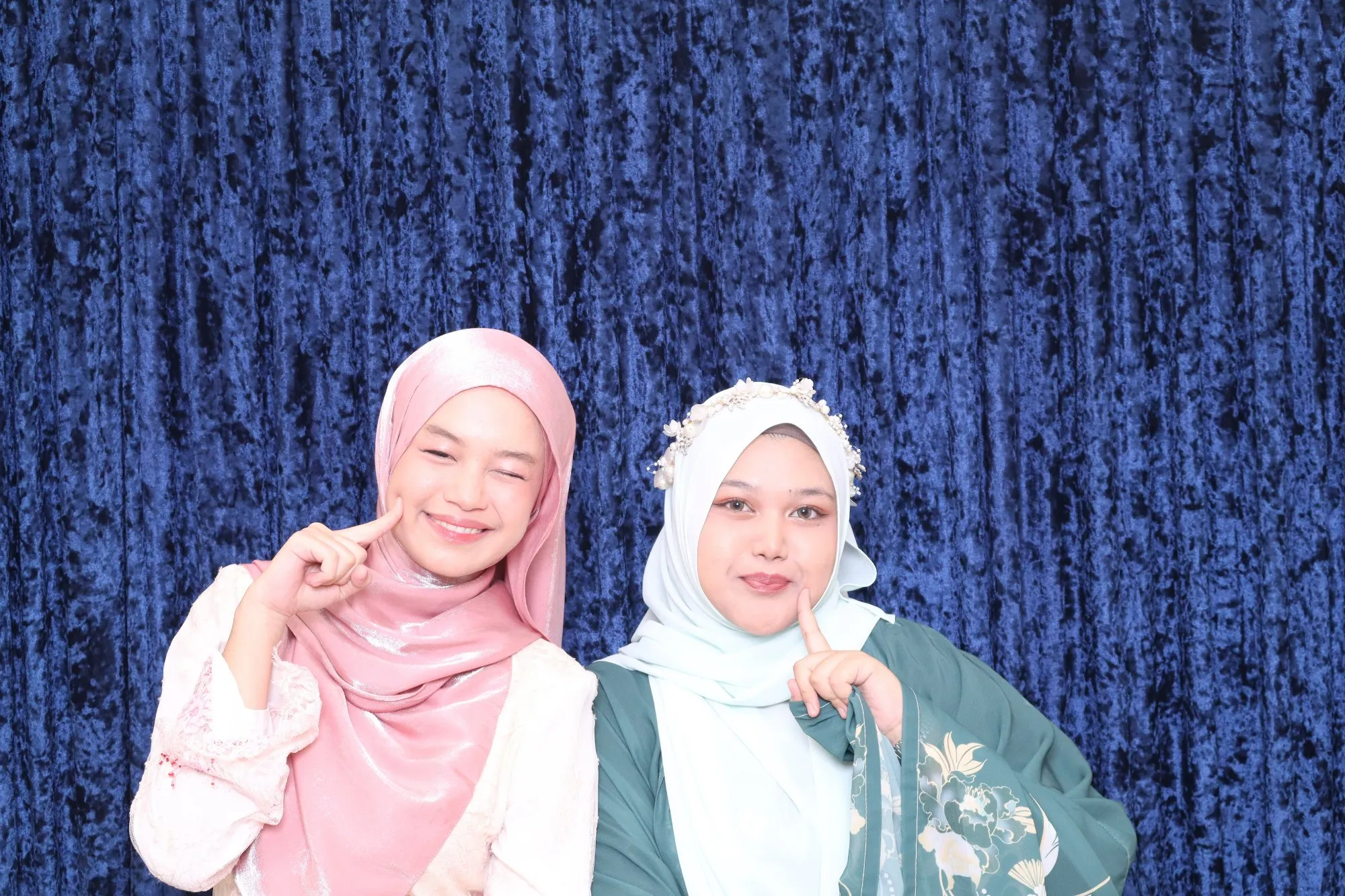 Tetamu bergambar di photobooth semasa makan malam tahunan Amethyss's Grand Dinner di Grand Darul Makmur Hotel, Kuantan