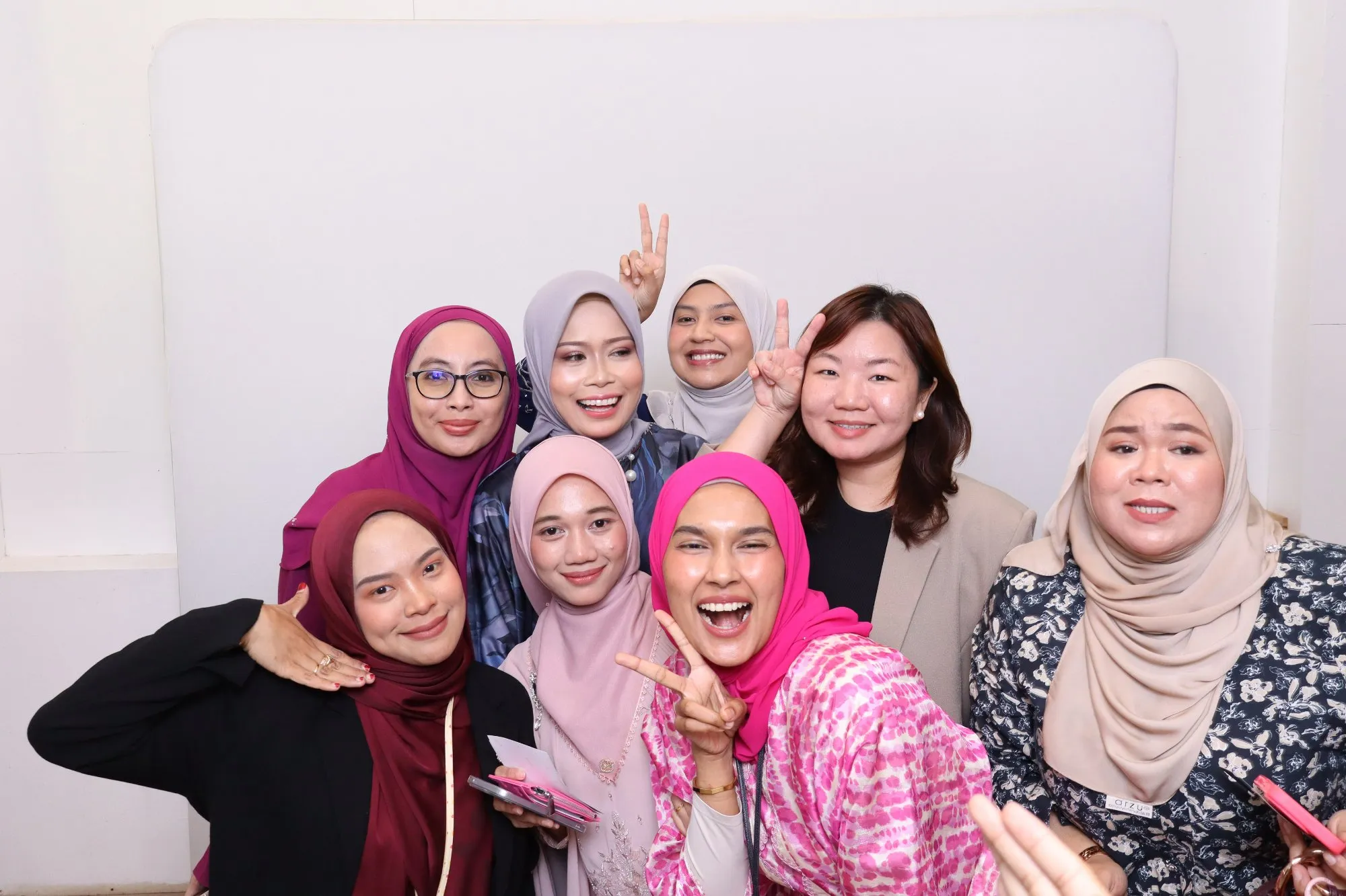 Tetamu bergambar di photobooth semasa rumah terbuka hari raya Sambutan Hari Raya bersama Lagenda Properties di Timorra Venue, Kuantan
