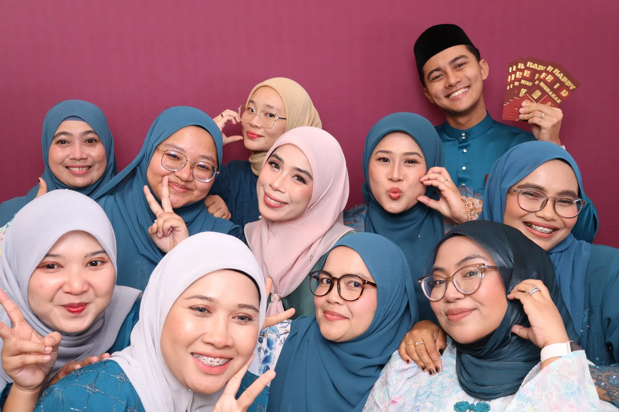 Tetamu bergambar di photobooth semasa rumah terbuka hari raya Riang Raya AIA di Timorra Venue, Kuantan