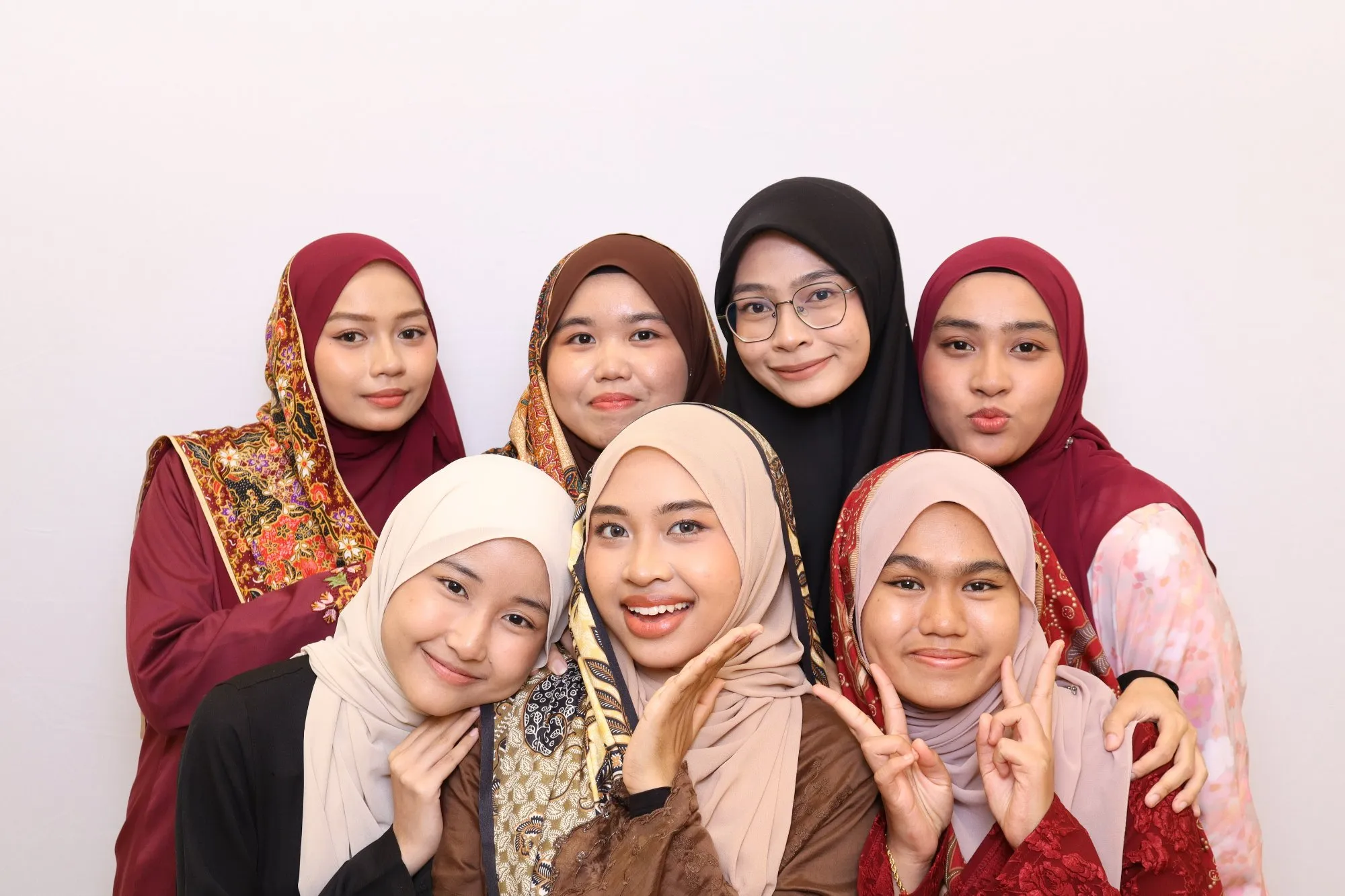 Tetamu bergambar di photobooth semasa makan malam pelajar Rona Nusantara: Malam Busana Sarong di IIUM Kulliyah of Medicine, Kuantan