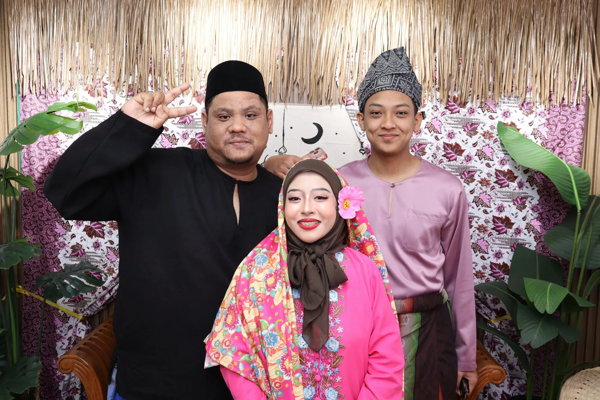Tetamu bergambar di photobooth semasa rumah terbuka hari raya Pasar Ria Raya PKNK di PKNP Kompleks Teruntum, Kuantan
