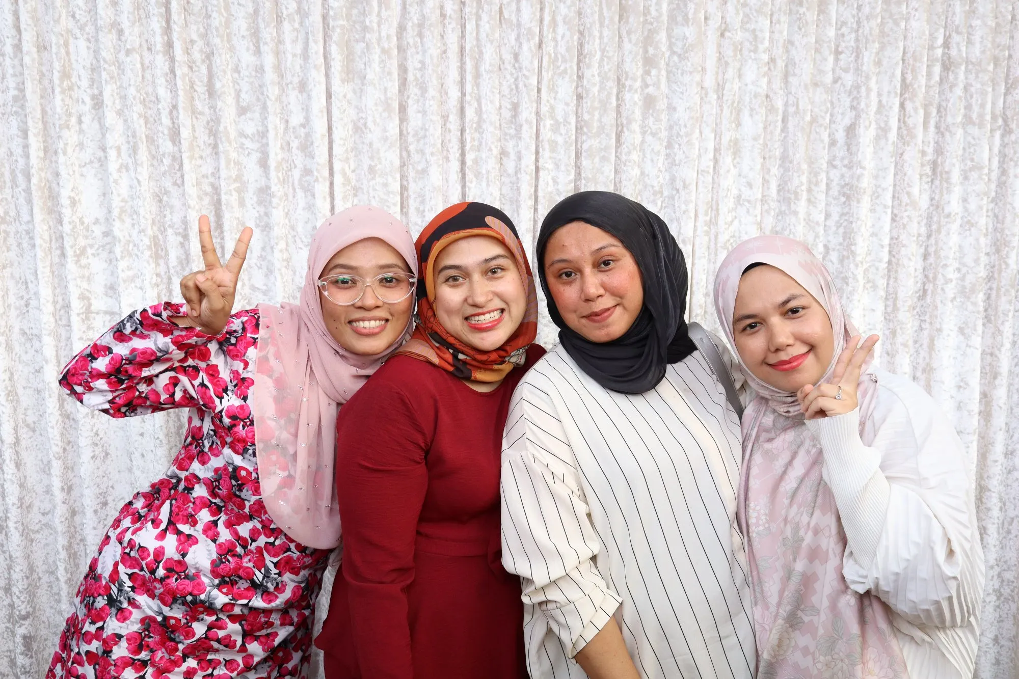 Tetamu bergambar di photobooth semasa rumah terbuka hari raya Majlis Rumah Terbuka ARF Supply & ZEF Partners Services di Indera Mahkota 14, Kuantan