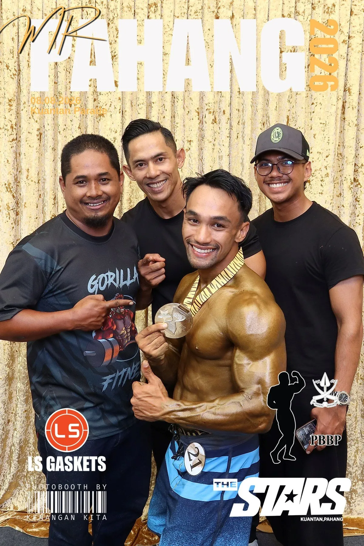 Tetamu bergambar di photobooth semasa kejohanan sukan Kejohanan Bina Badan Mr. Pahang 2026 di Kuantan Parade, Kuantan