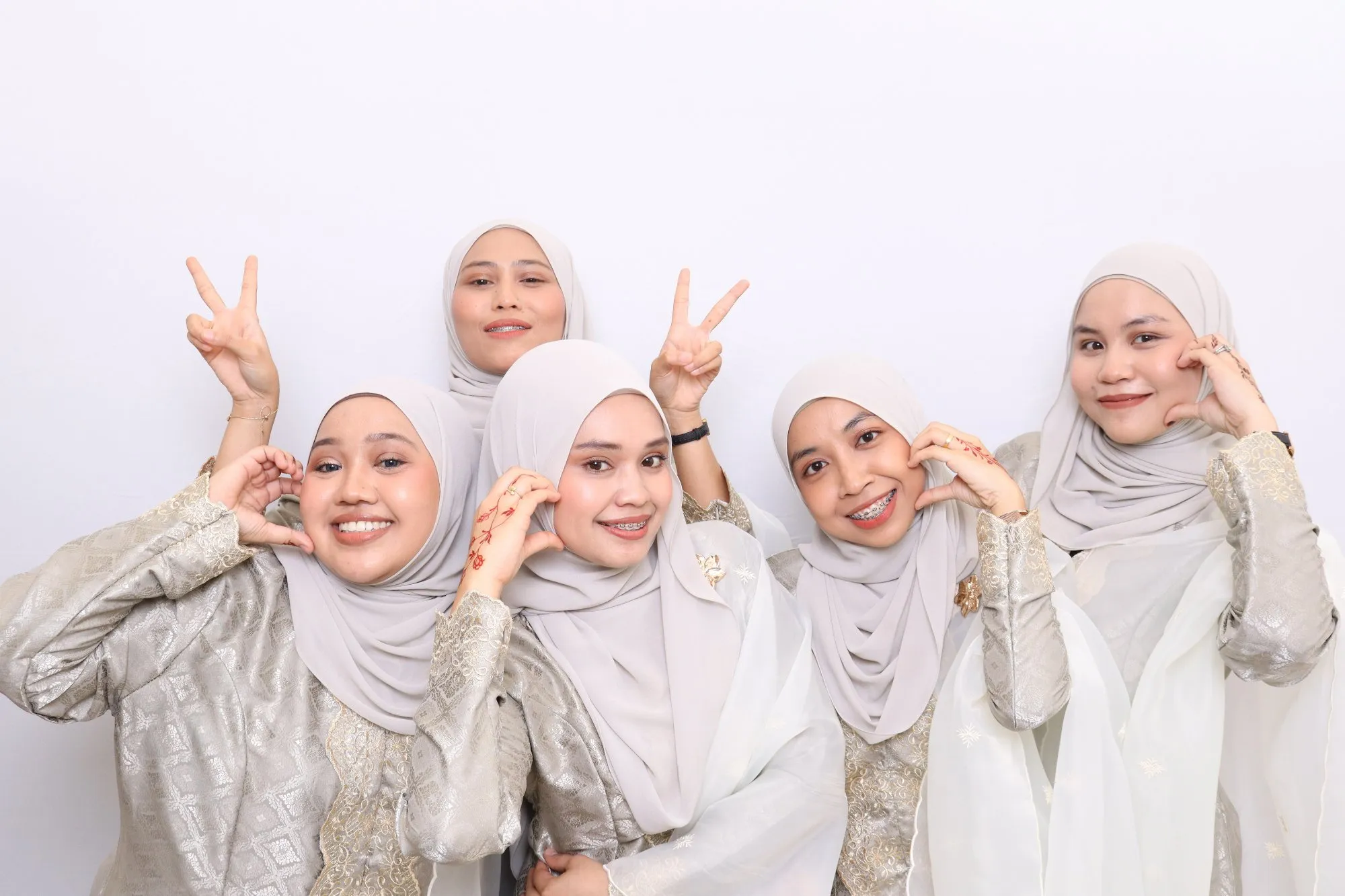 Tetamu bergambar di photobooth semasa majlis perkahwinan Hazirah & Lemad di Mana-mana Cafe, Kuantan