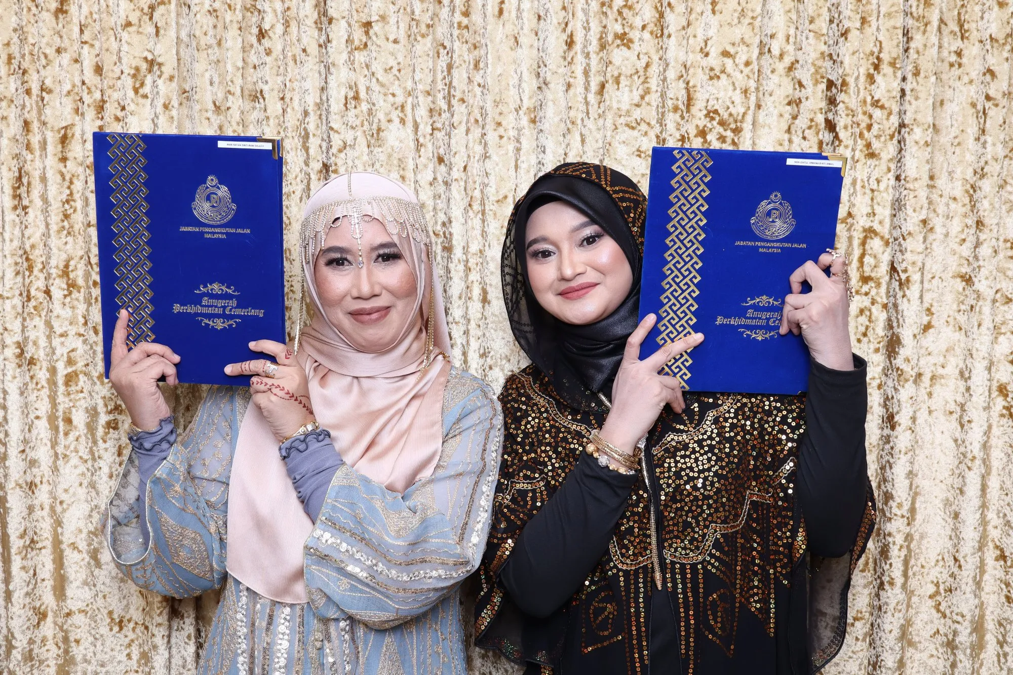 Tetamu bergambar di photobooth semasa majlis anugerah perkhidmatan cemerlang & sanjungan budi APC 2025 & Jasamu Dikenang 2026 Zon Timur di Swiss-Belhotel Kuantan, Kuantan