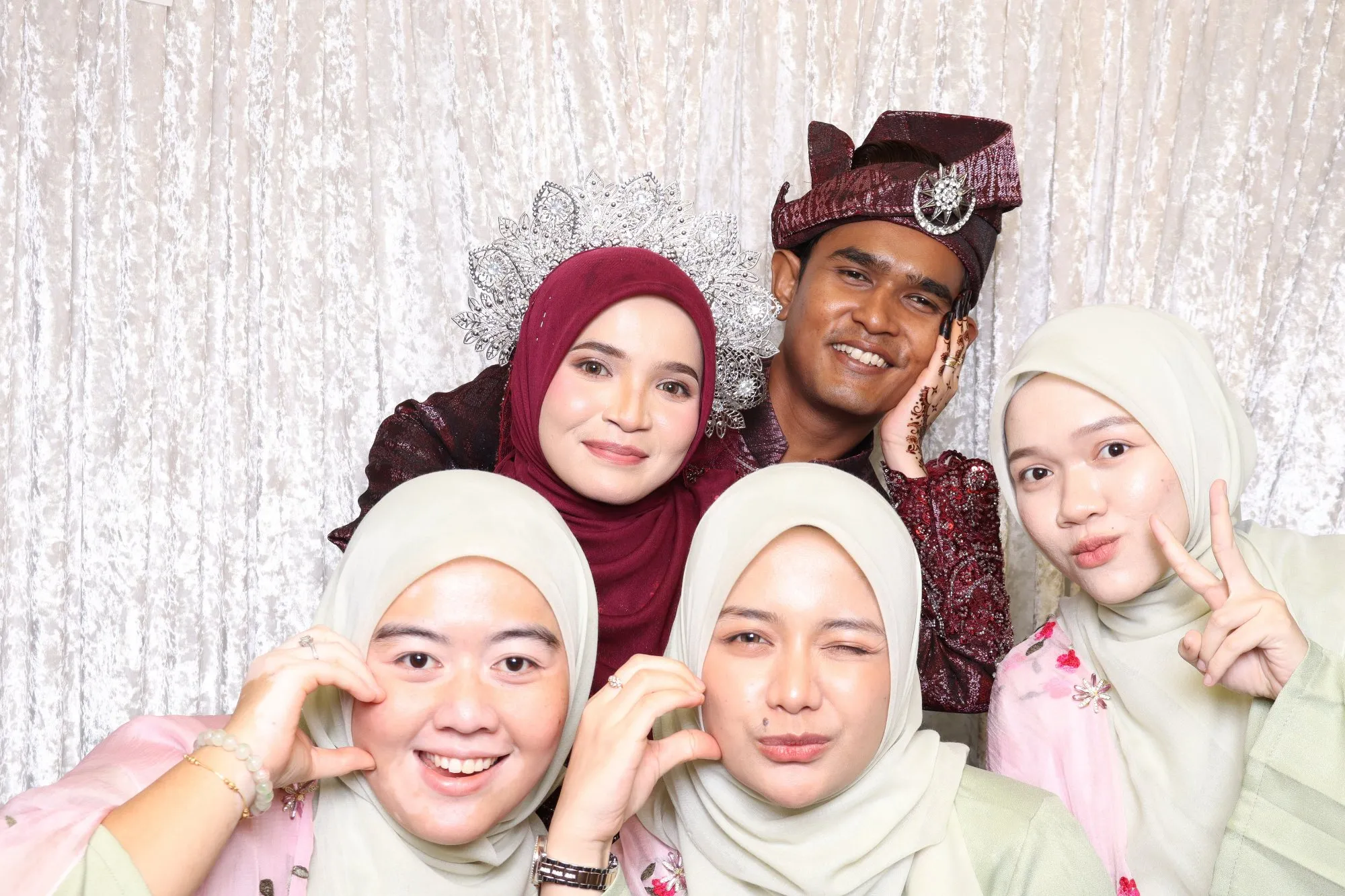 Tetamu bergambar di photobooth semasa majlis perkahwinan Amni & Iqbal di The Binjai, Kemaman