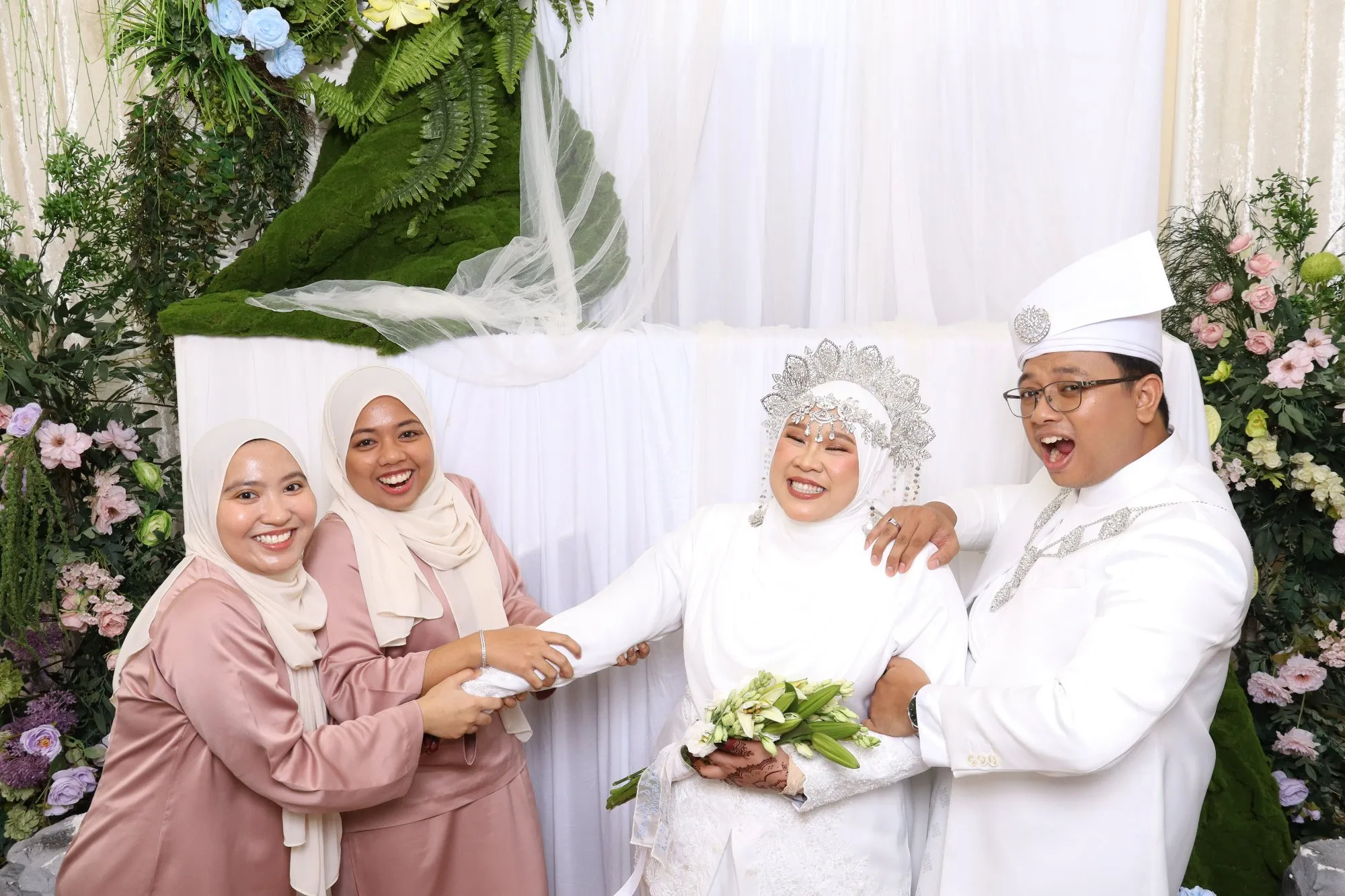 Tetamu bergambar di photobooth semasa majlis perkahwinan Athirah & Harith di Green Garden Event Space, Kuantan