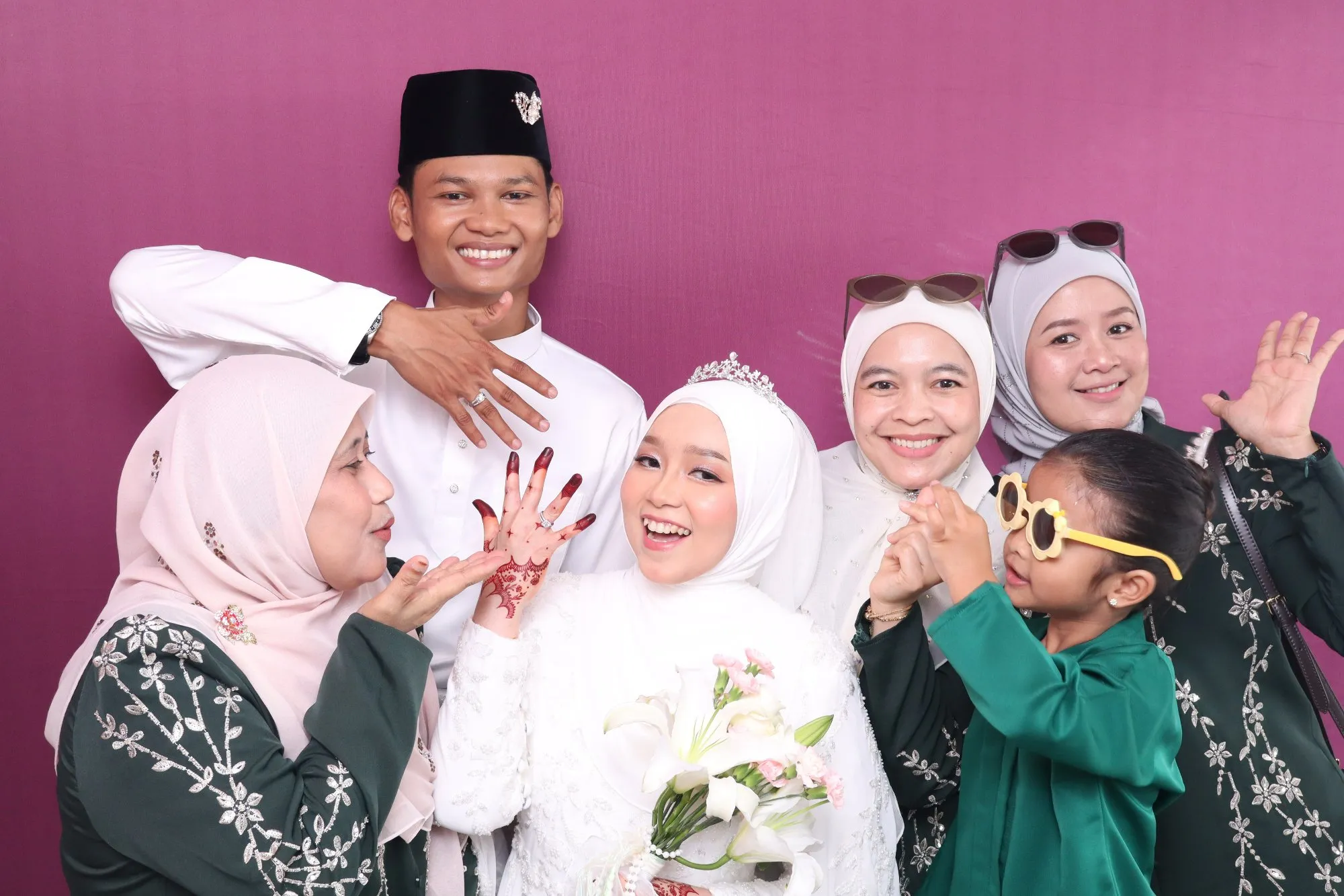 Tetamu bergambar di photobooth semasa majlis perkahwinan Zaki & Pasangan di Teratak Pok Die, Batu Hitam, Kuantan