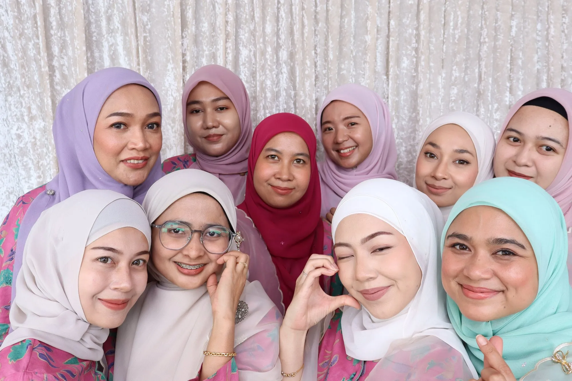 Tetamu bergambar di photobooth semasa rumah terbuka hari raya Rumah Terbuka Hari Raya SSP di The Bayu Weddings and Events, Kuantan