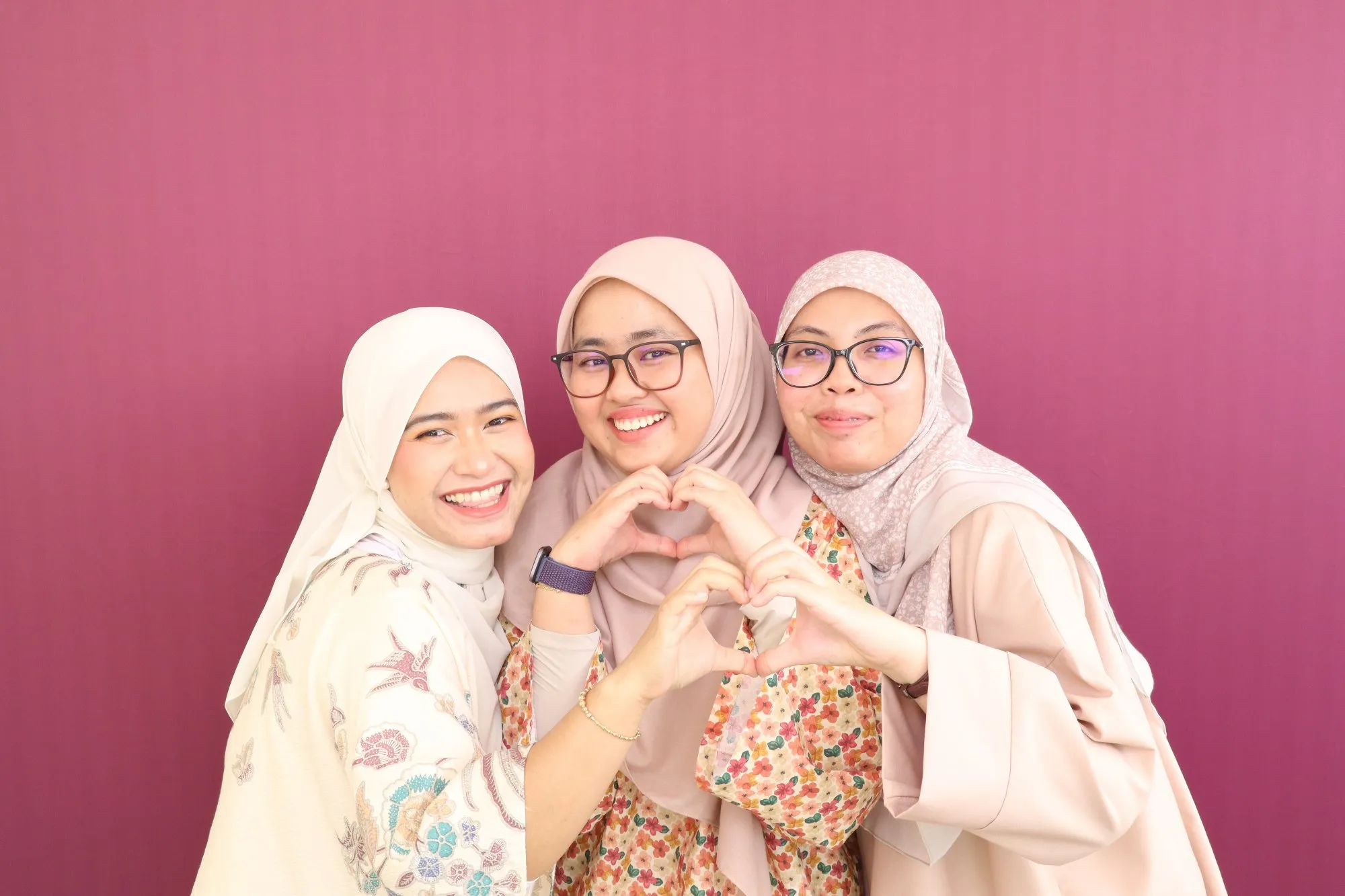 Tetamu bergambar di photobooth semasa majlis perkahwinan Wahira & Ameer di Halaman, Pekan