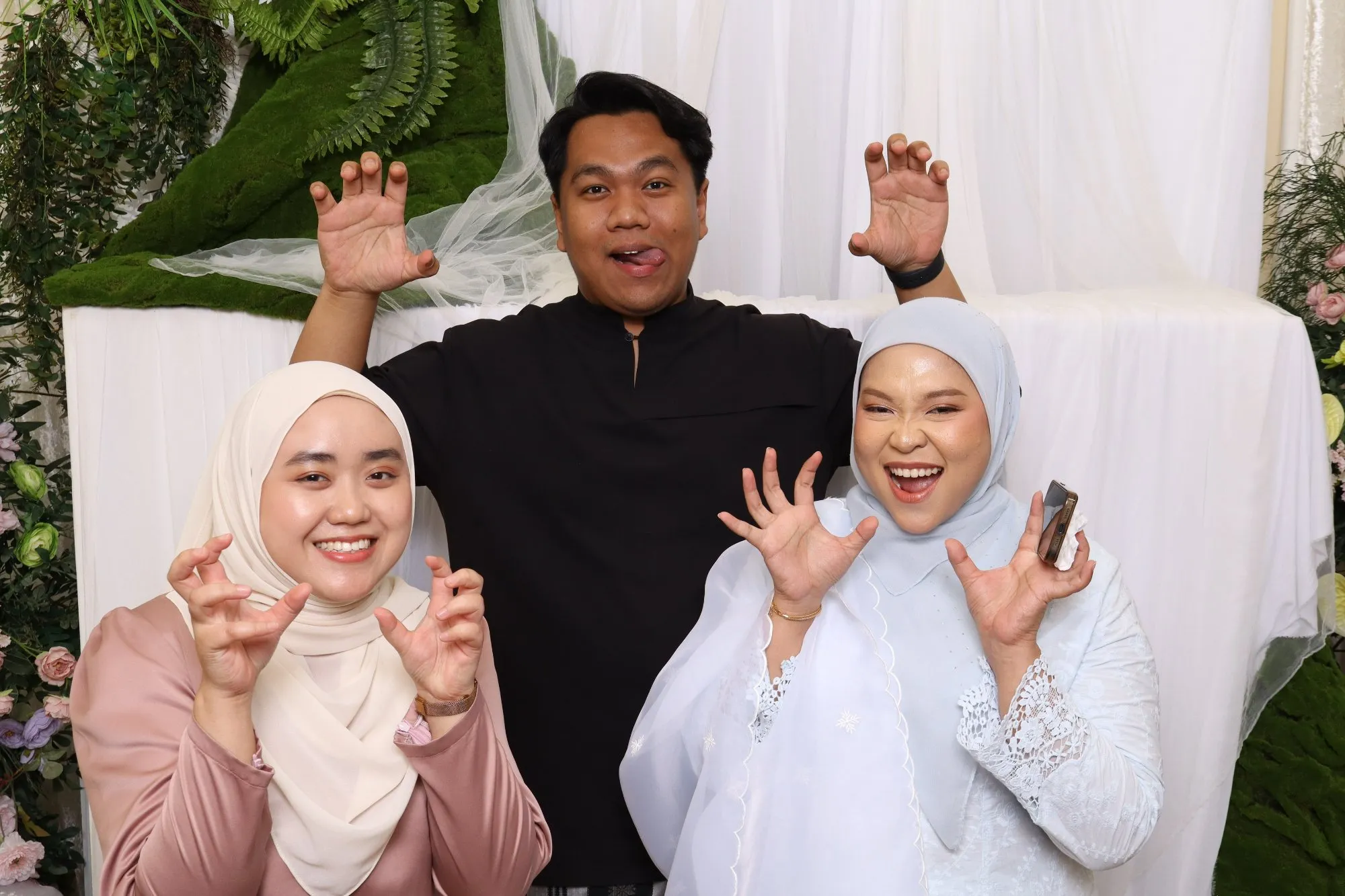 Tetamu bergambar di photobooth semasa majlis perkahwinan Athirah & Harith di Green Garden Event Space, Kuantan