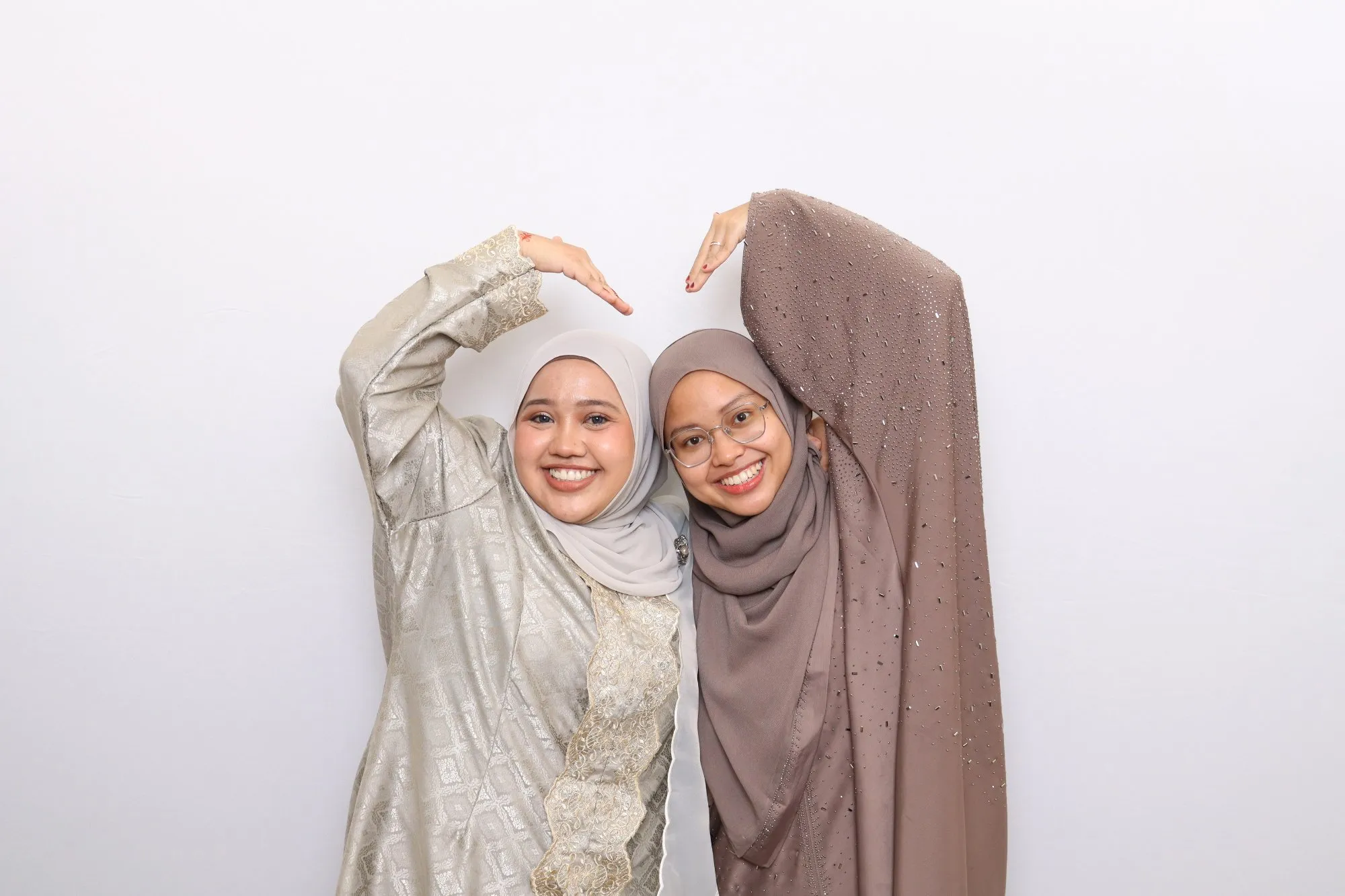 Tetamu bergambar di photobooth semasa majlis perkahwinan Hazirah & Lemad di Mana-mana Cafe, Kuantan