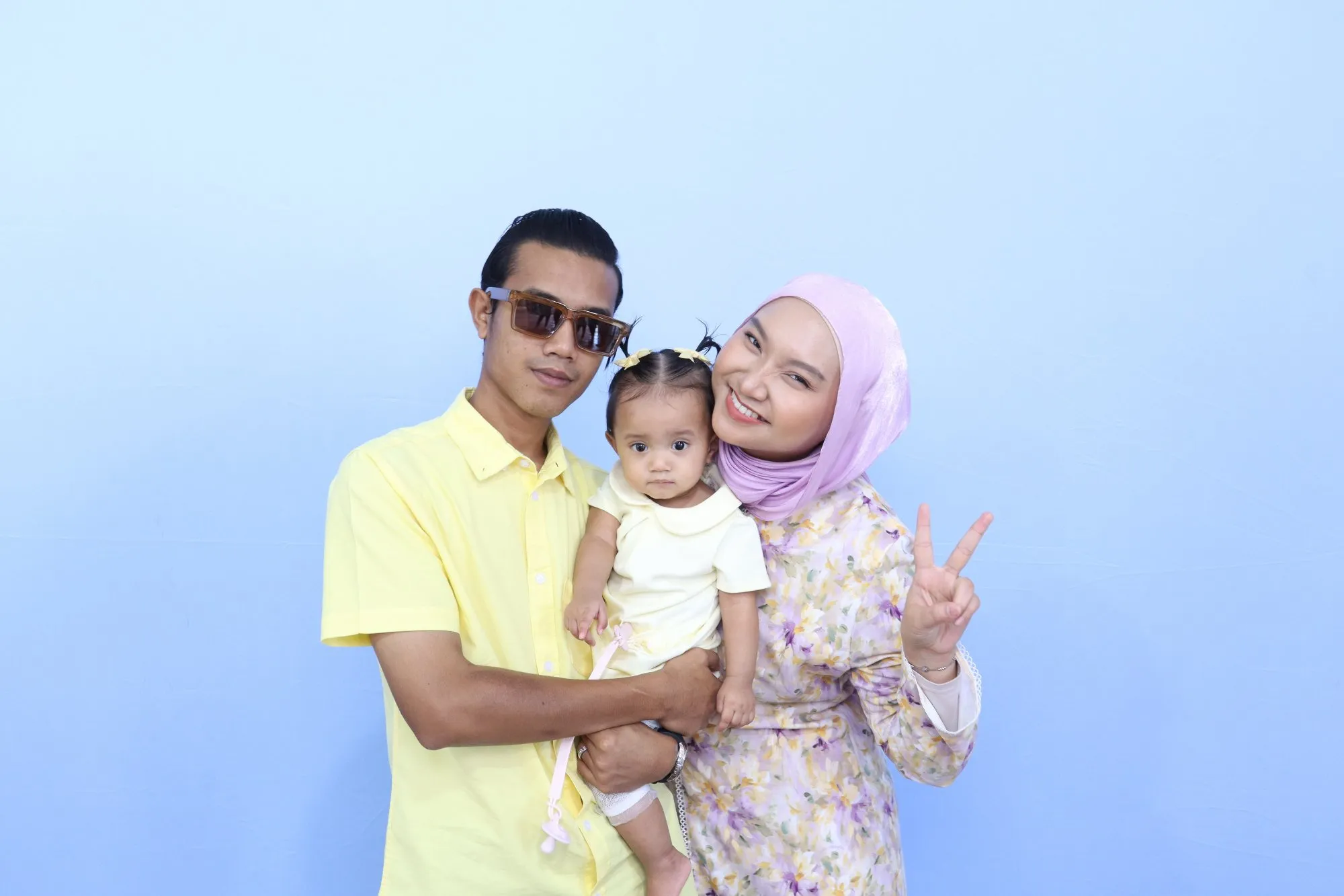 Tetamu bergambar di photobooth semasa majlis pertunangan Syamimi & Amar di Wisma Belia, Kuantan