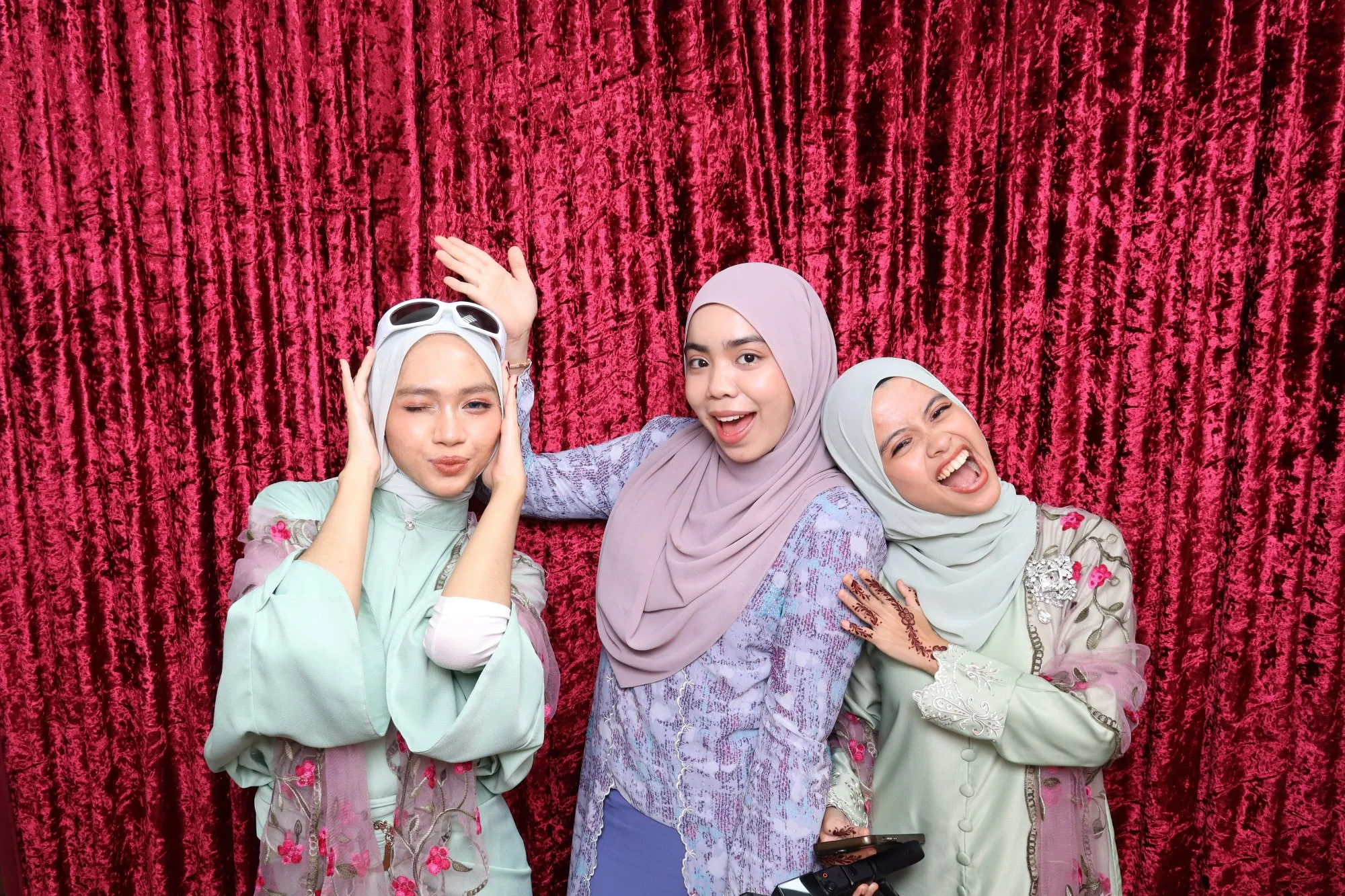 Tetamu bergambar di photobooth semasa majlis perkahwinan Farhan & Afifah di Titik Temu, Kuantan