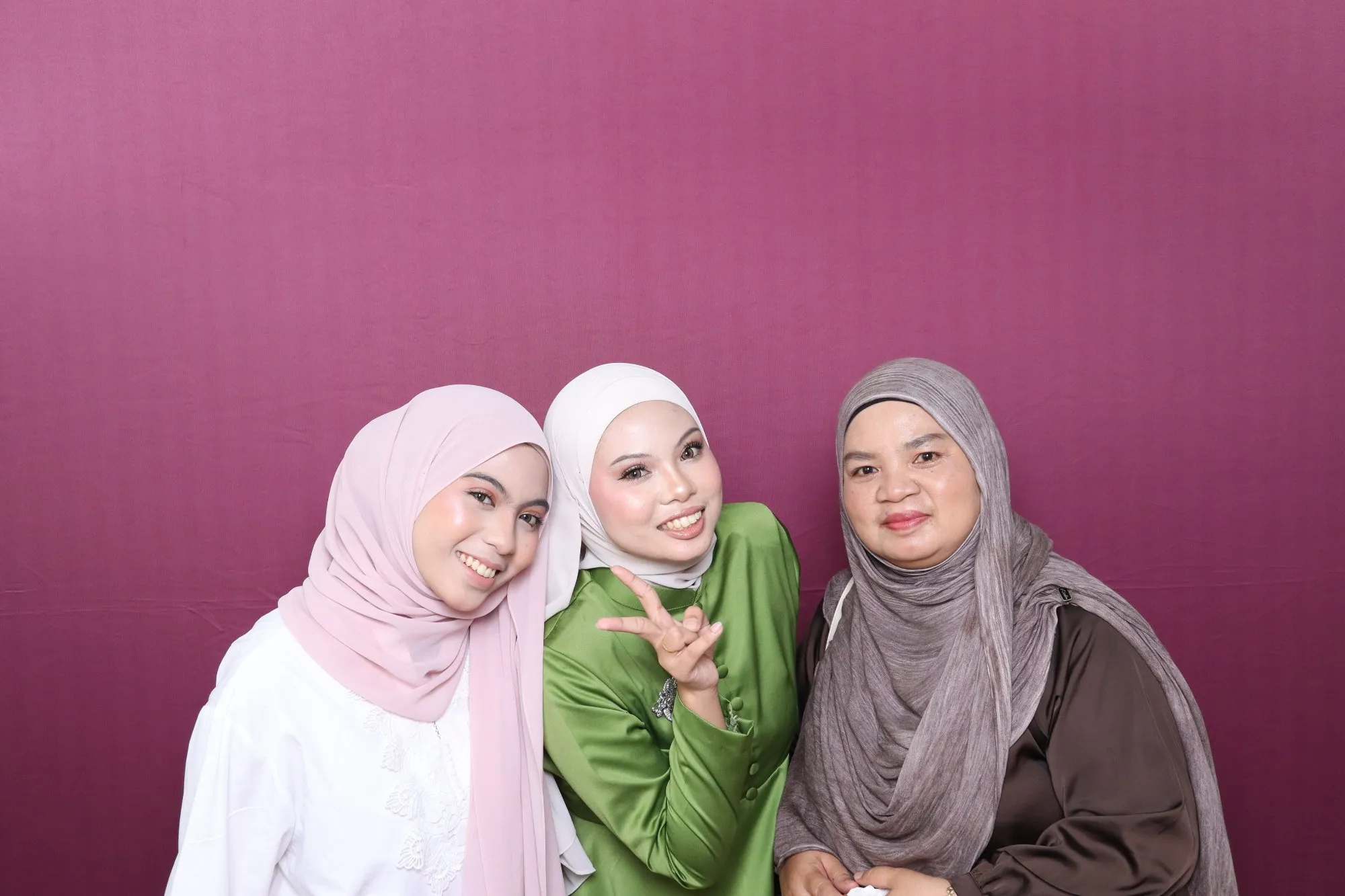 Tetamu bergambar di photobooth semasa majlis perkahwinan Farhan & Adilla di Dewan Dato' Seri Amar Diraja, Kemaman