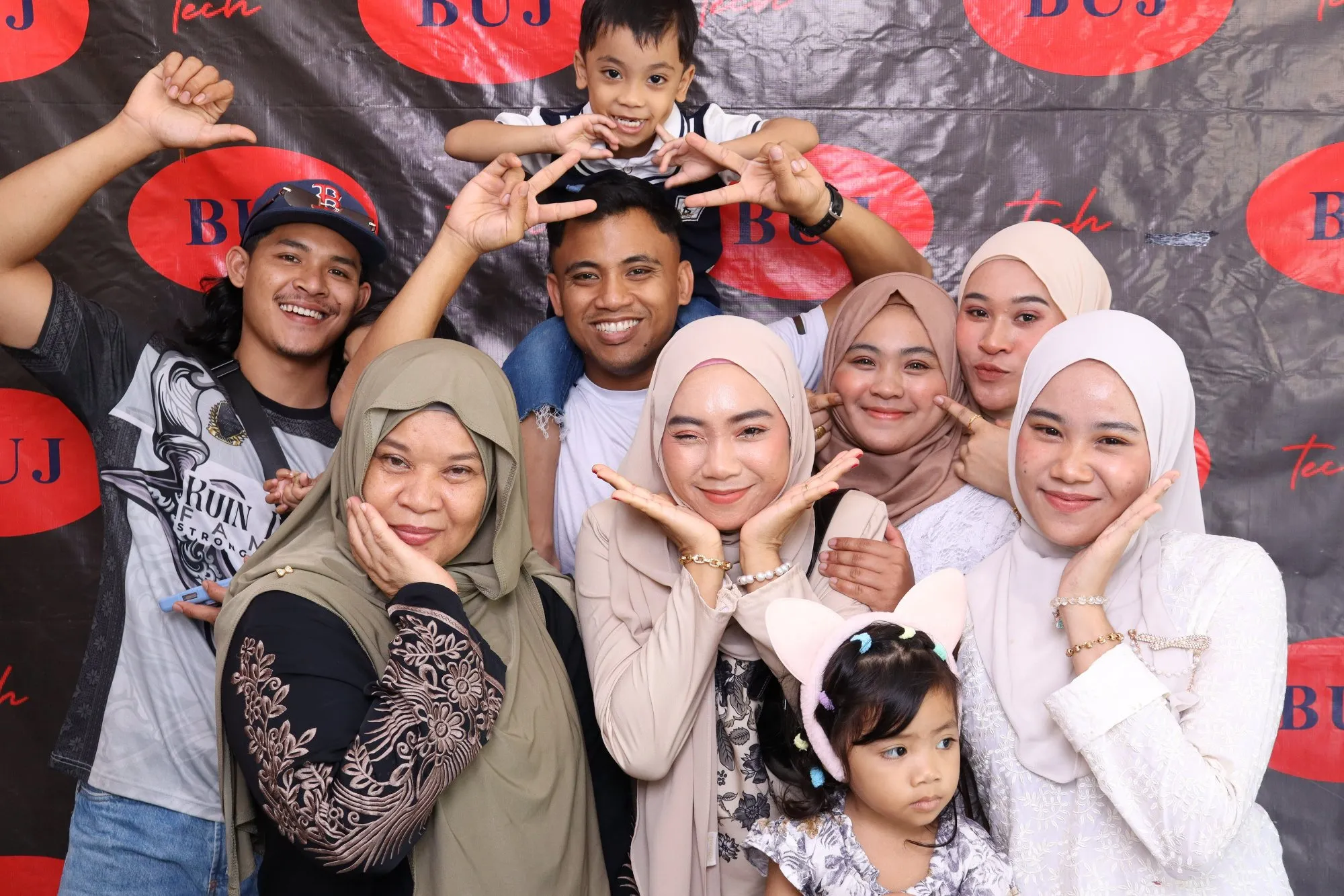 Tetamu bergambar di photobooth semasa rumah terbuka hari raya Sambutan Hari Raya bersama BUJ Technology di BCIC Lodge, Kuantan