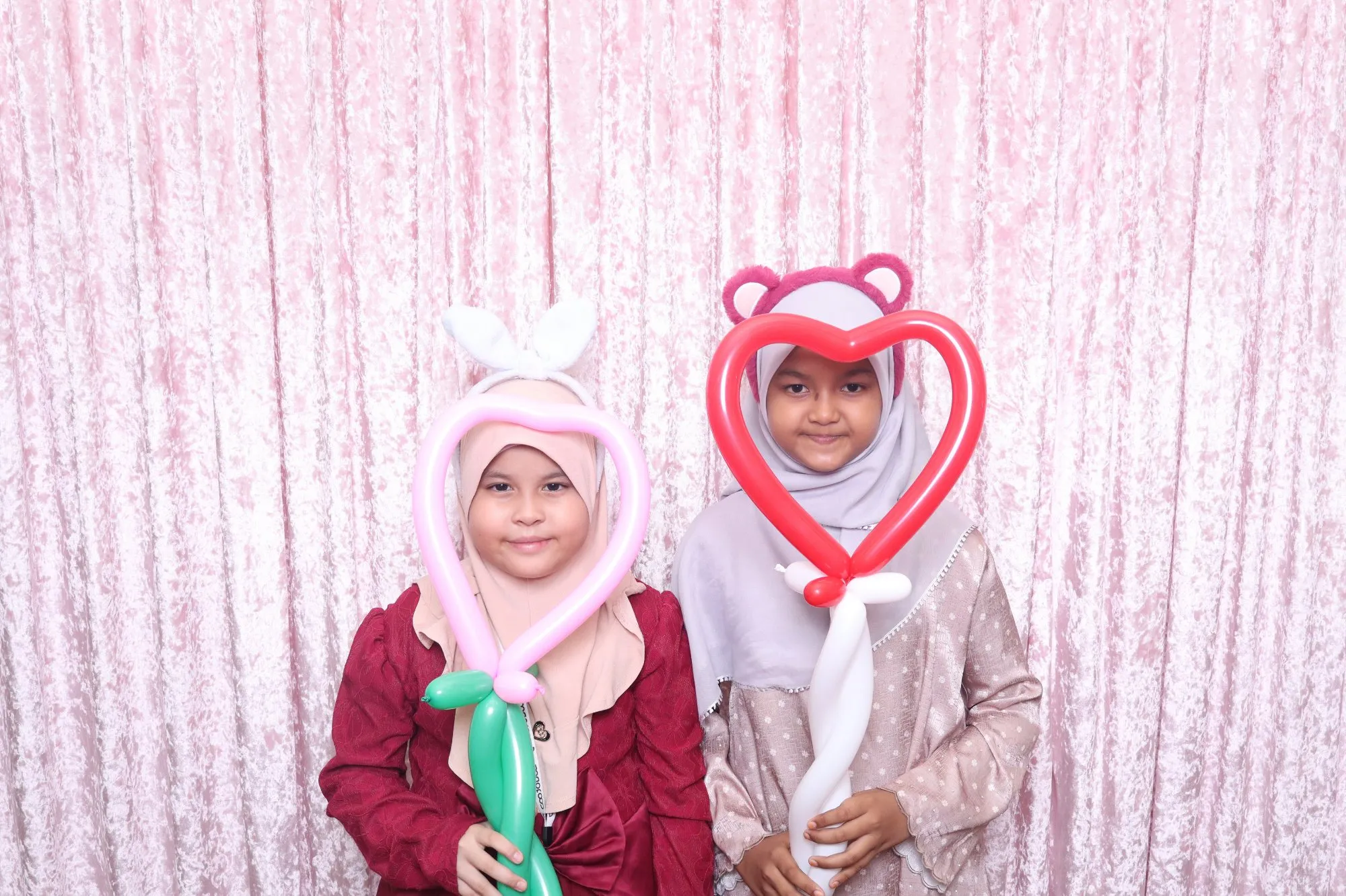 Tetamu bergambar di photobooth semasa rumah terbuka hari raya Raikan Bersama Kelab Rekreasi CIMB Malaysia di Ancasa Royale, Pekan