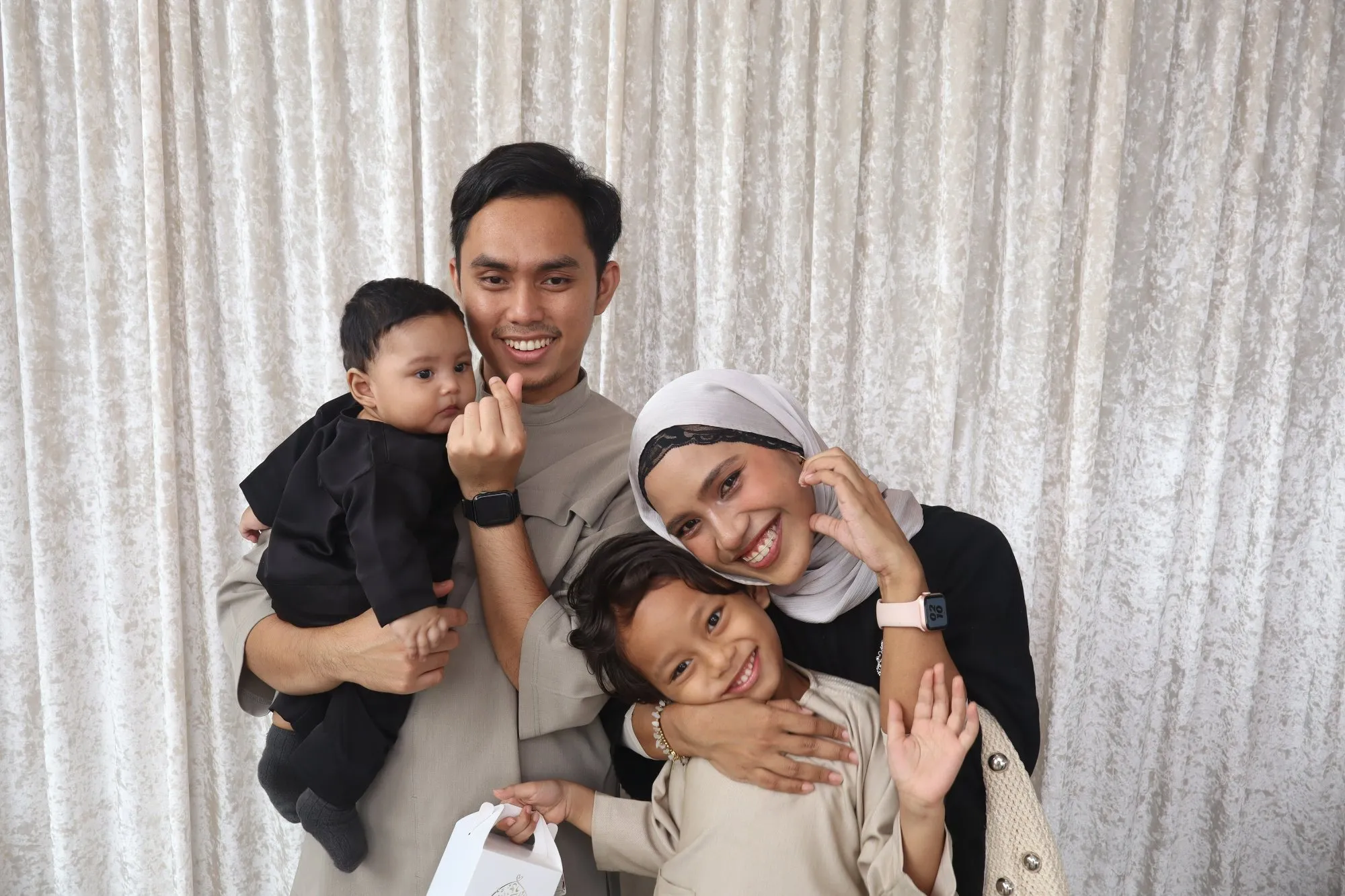 Tetamu bergambar di photobooth semasa majlis perkahwinan Jasrina & Hafizuddin di Anjung Zaharah Majid, Kuantan