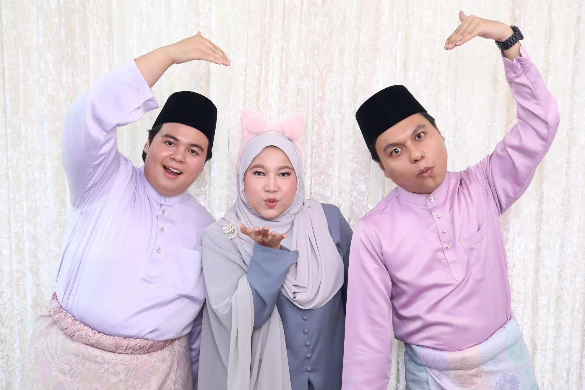 Tetamu bergambar di photobooth semasa majlis perkahwinan Syahirah & Zuhaini di D'Persada Baroqah, Kuantan