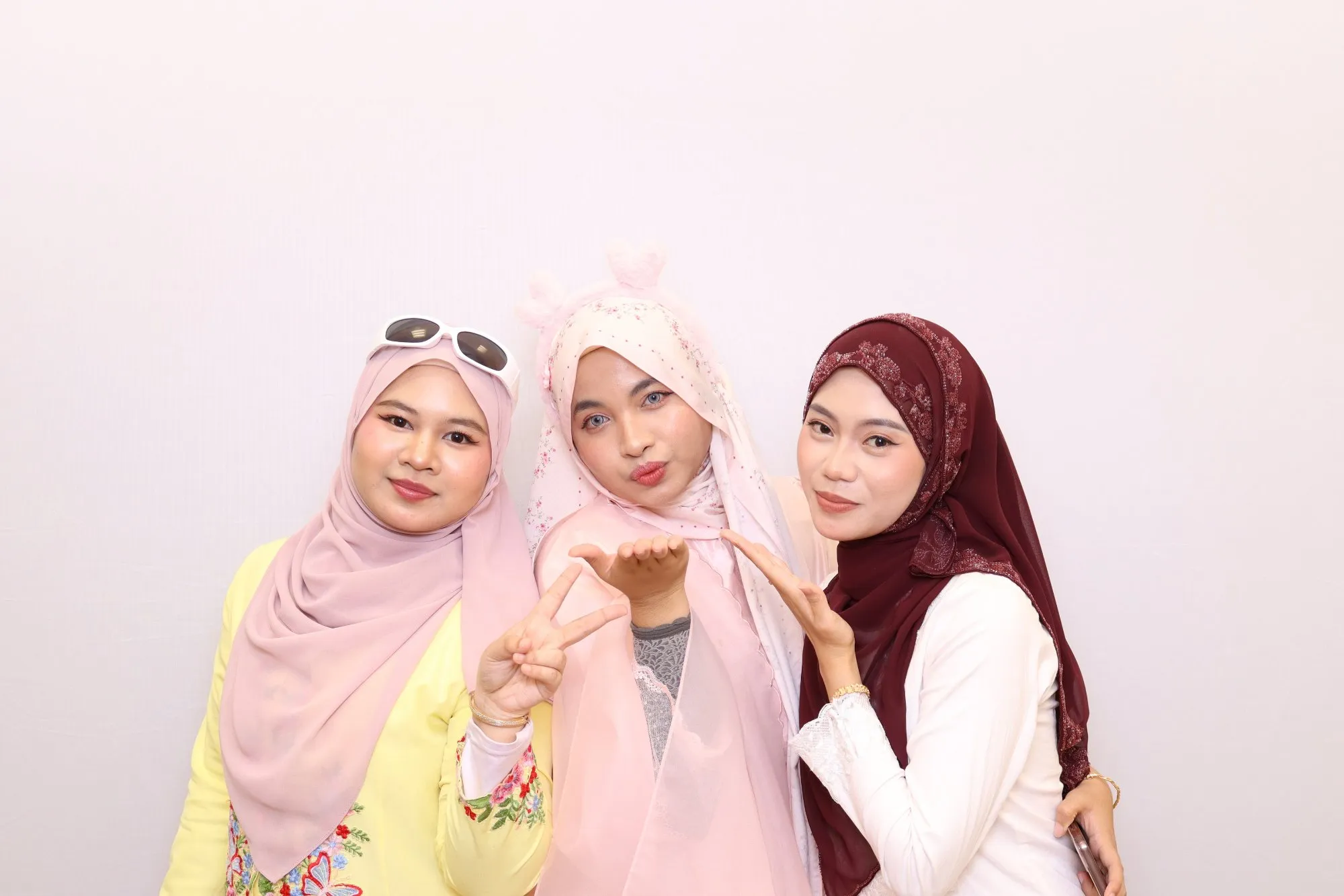 Tetamu bergambar di photobooth semasa makan malam pelajar Rona Nusantara: Malam Busana Sarong di IIUM Kulliyah of Medicine, Kuantan