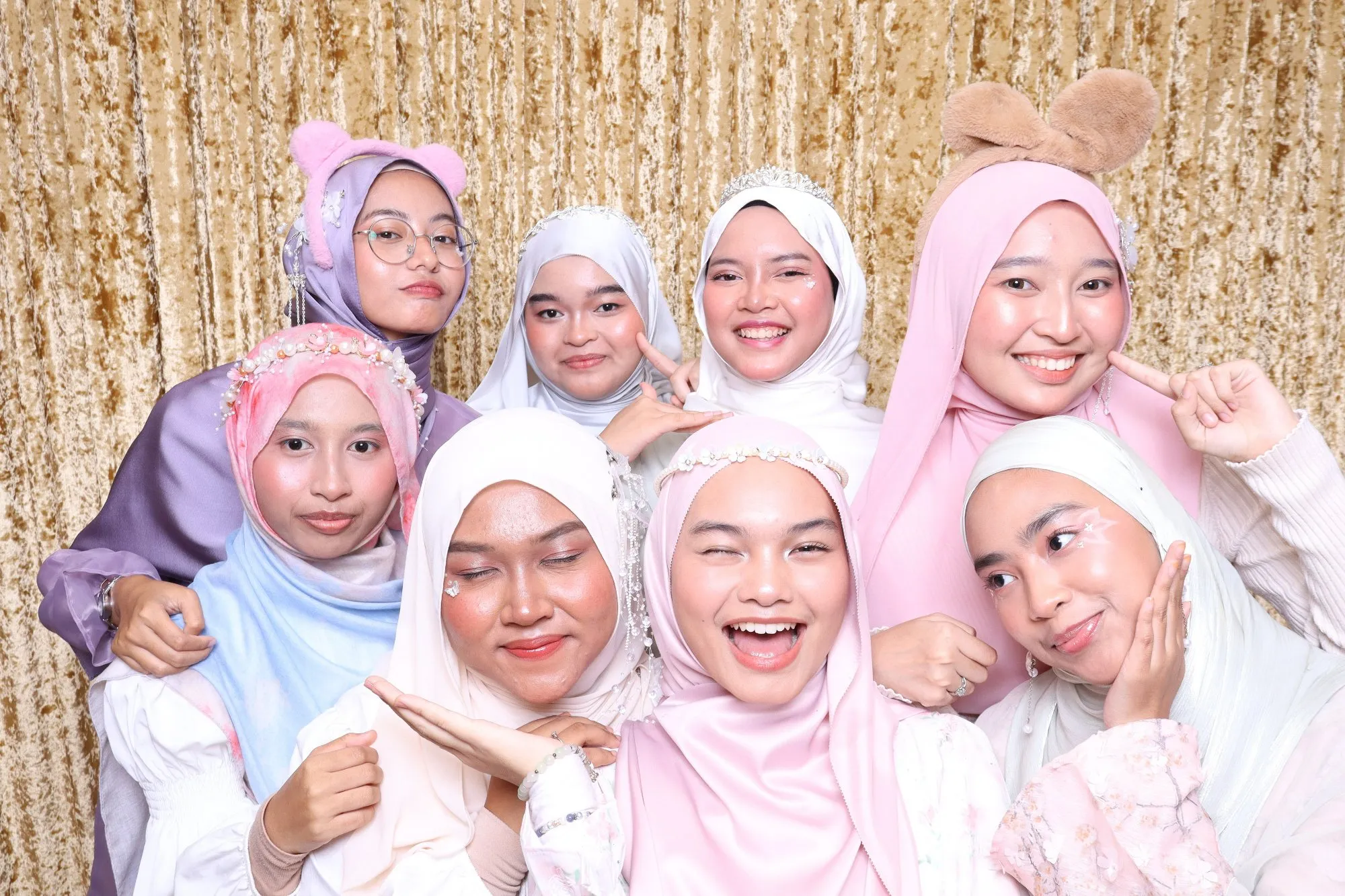 Tetamu bergambar di photobooth semasa makan malam tahunan Economics Students' Society Annual Grand Dinner di Sri Manja Boutique Hotel, Kuantan