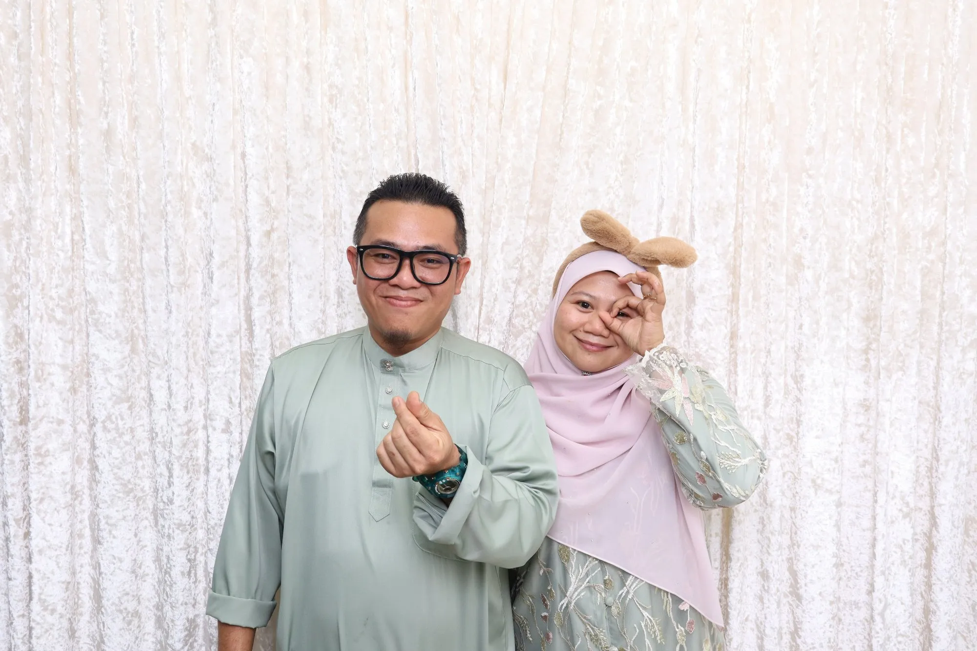 Tetamu bergambar di photobooth semasa majlis perkahwinan Aliff & Nurzahidah di Dewan Institut Pertanian, Kuantan