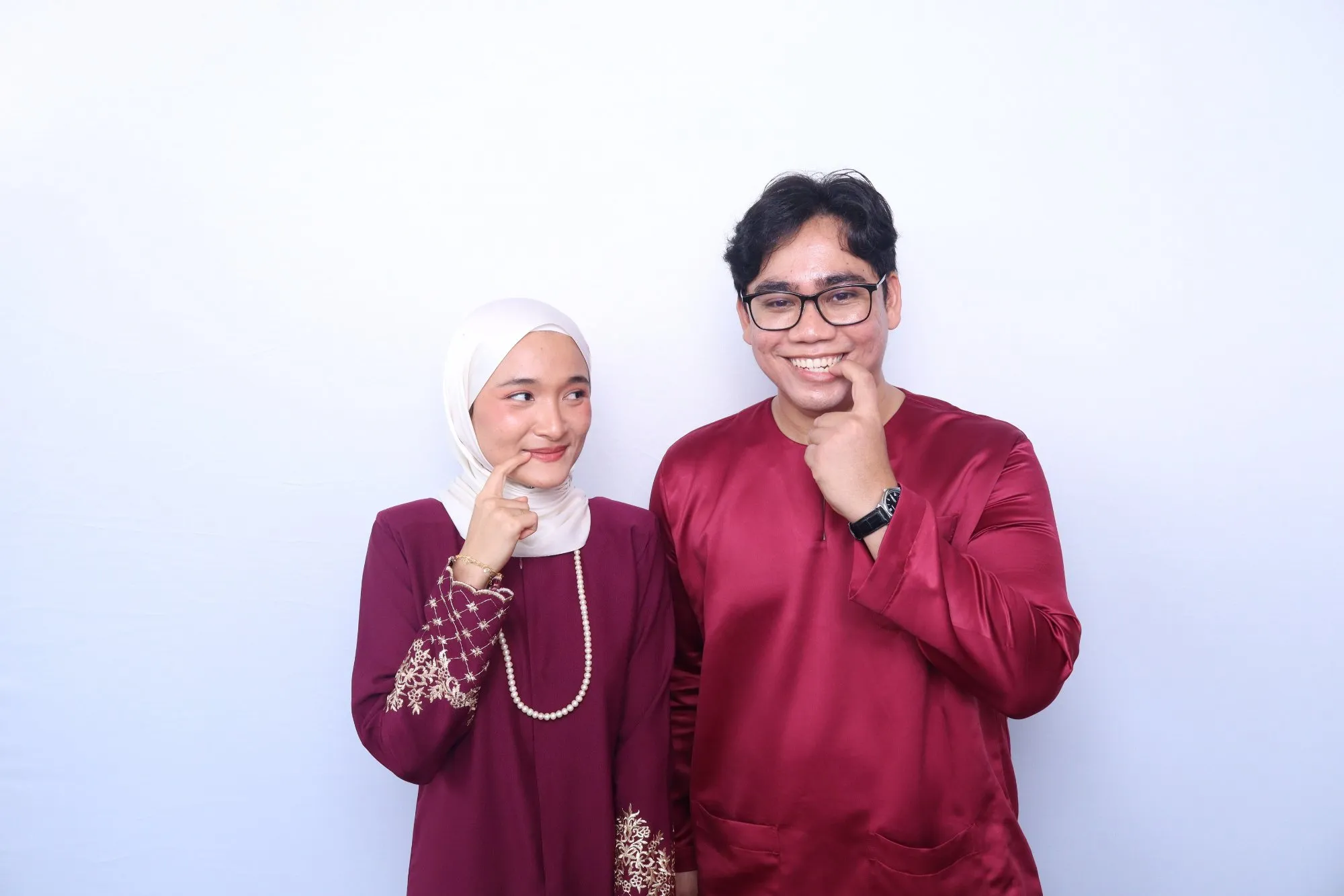 Tetamu bergambar di photobooth semasa majlis perkahwinan Adam & Hanie di House of Sanding, Kuantan