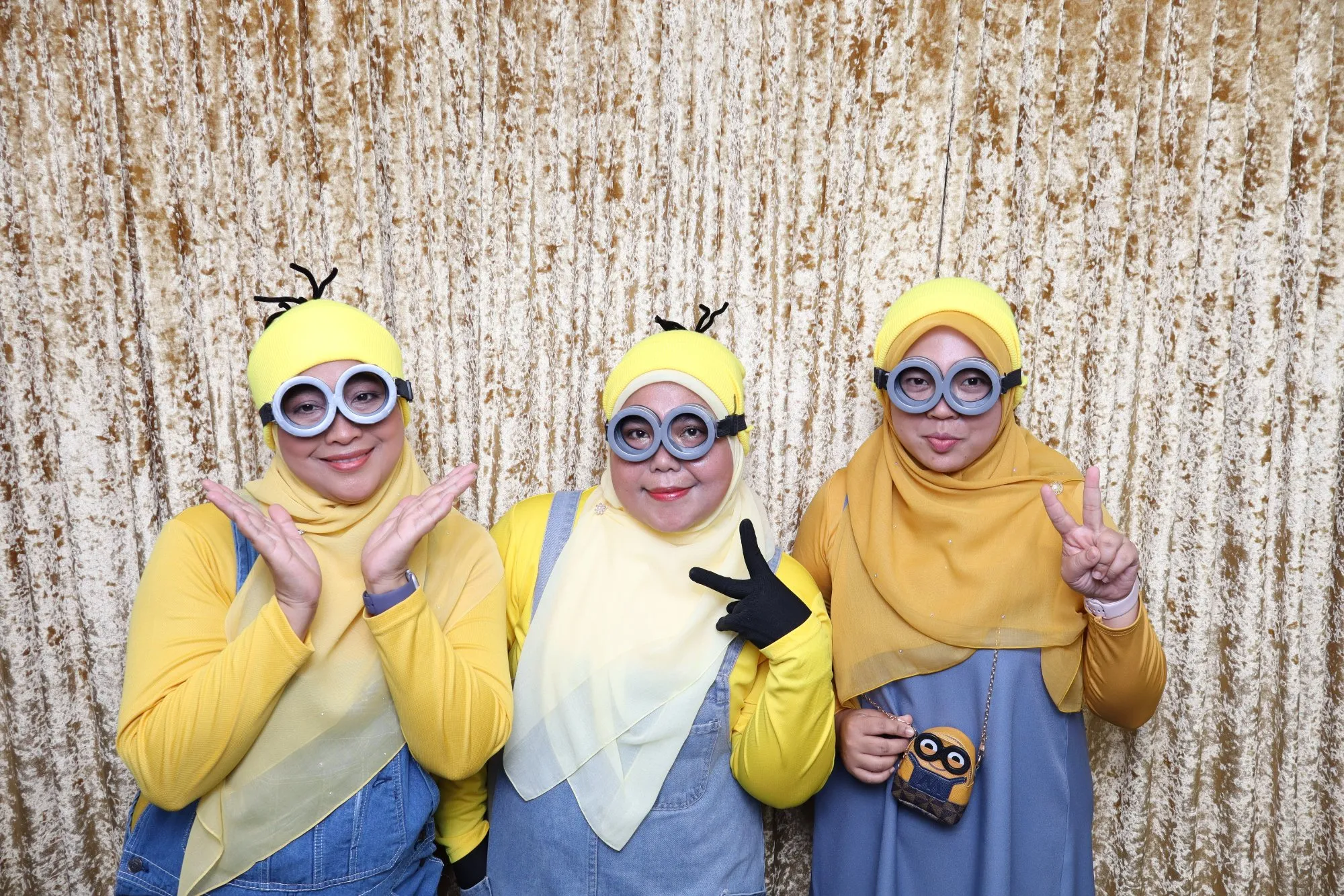 Tetamu bergambar di photobooth semasa makan malam tahunan Starstruck Gala Night Bersama Bahagian Akaun JPM di Royale Chulan, Cherating