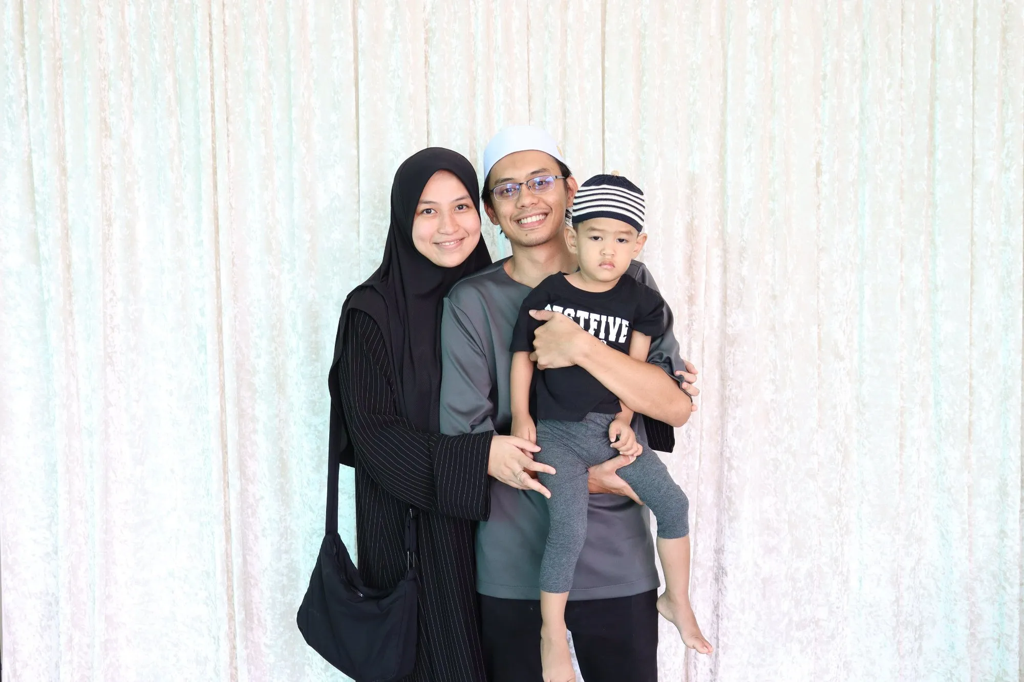 Tetamu bergambar di photobooth semasa rumah terbuka hari raya Hari Raya bersama Musolla Ar Raudah di Musolla Ar Raudah, Kuantan