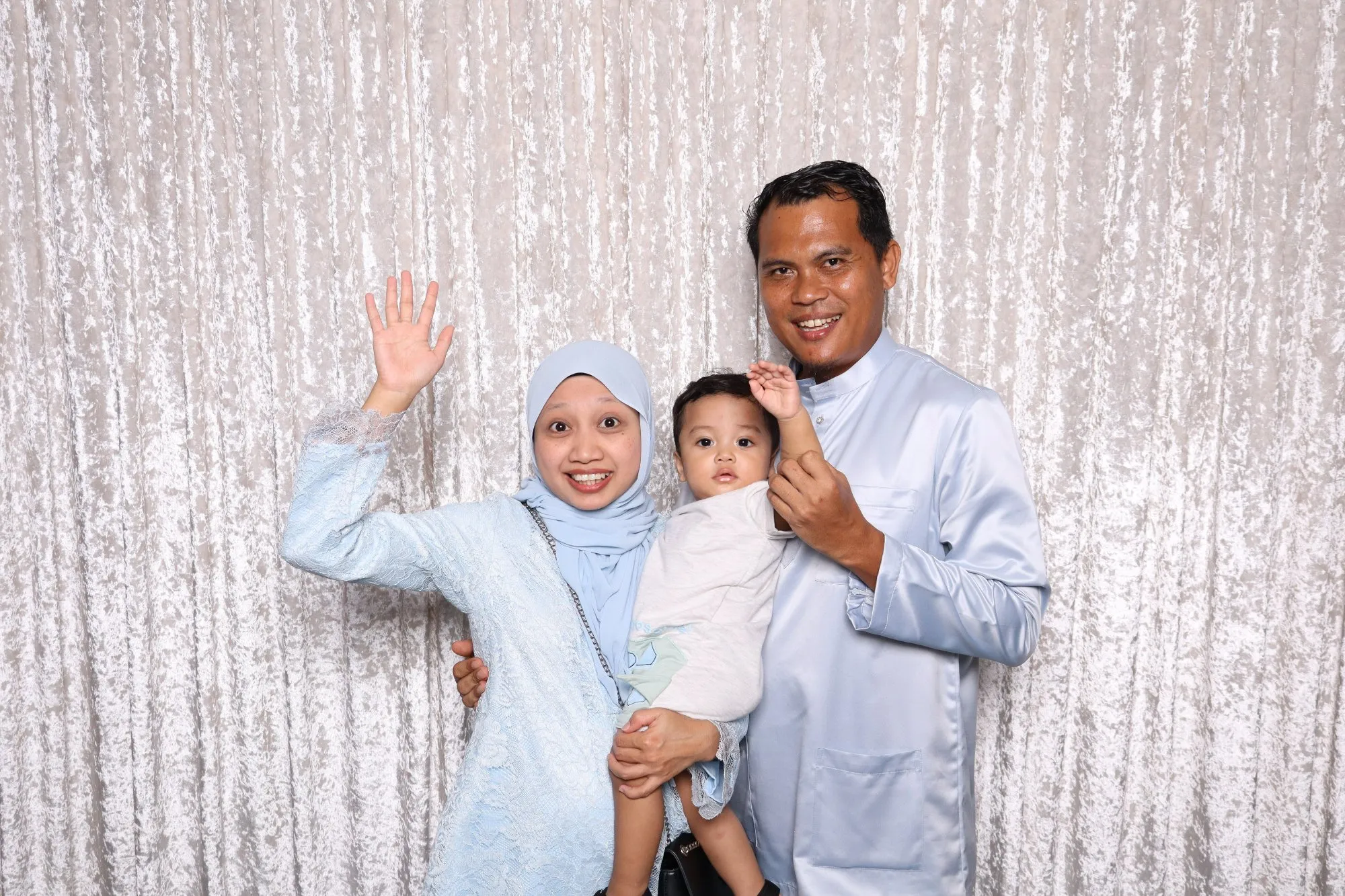 Tetamu bergambar di photobooth semasa rumah terbuka hari raya Majlis Rumah Terbuka ARF Supply & ZEF Partners Services di Indera Mahkota 14, Kuantan