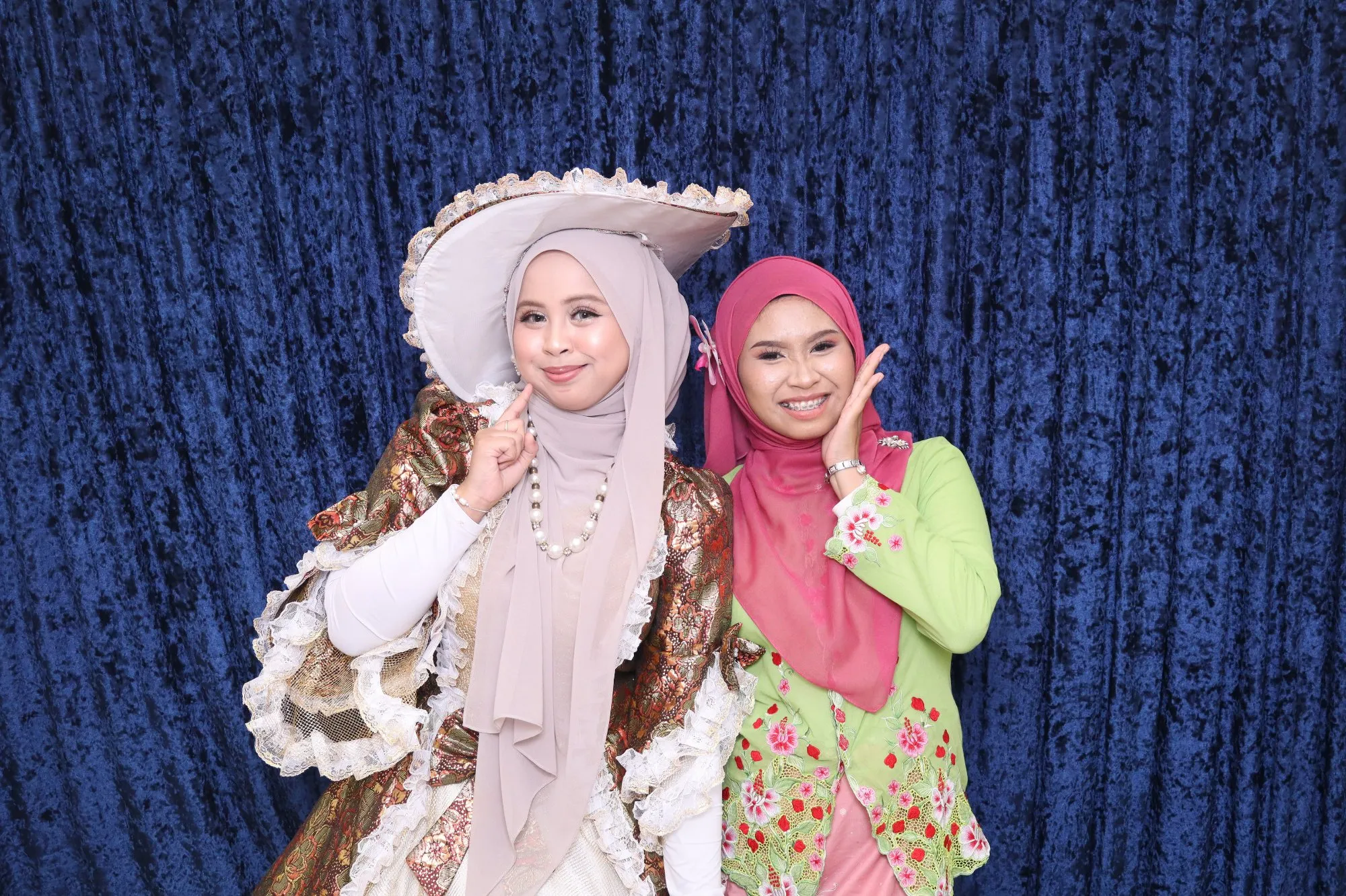 Tetamu bergambar di photobooth semasa makan malam tahunan Amethyss's Grand Dinner di Grand Darul Makmur Hotel, Kuantan