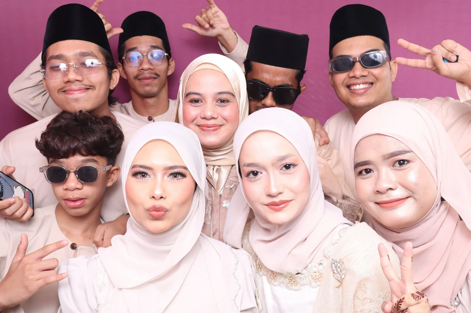 Tetamu bergambar di photobooth semasa majlis perkahwinan Zaki & Pasangan di Teratak Pok Die, Batu Hitam, Kuantan