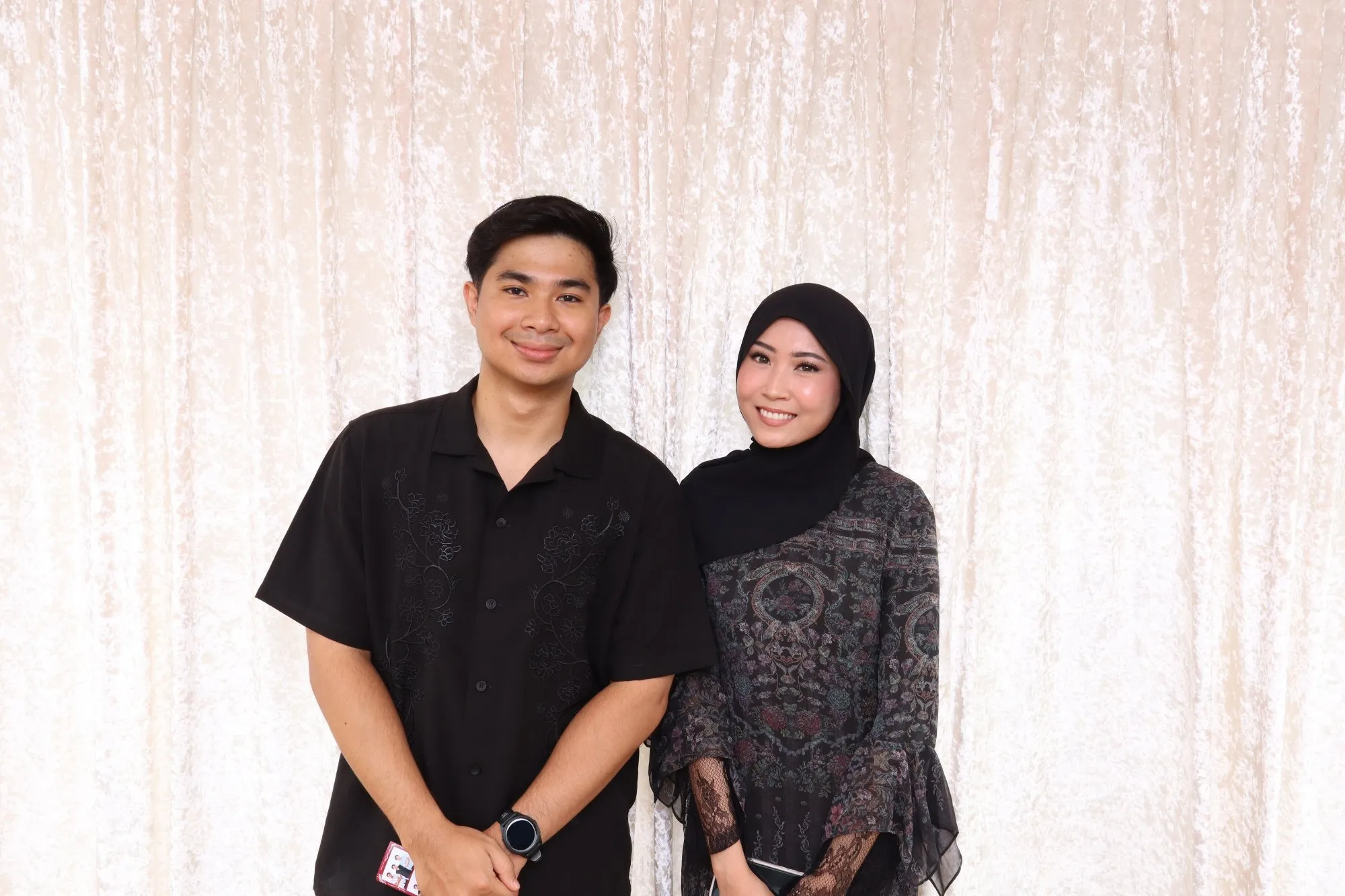 Tetamu bergambar di photobooth semasa majlis perkahwinan Izzul & Athirah di Ruma Kayu Retreat, Kuantan