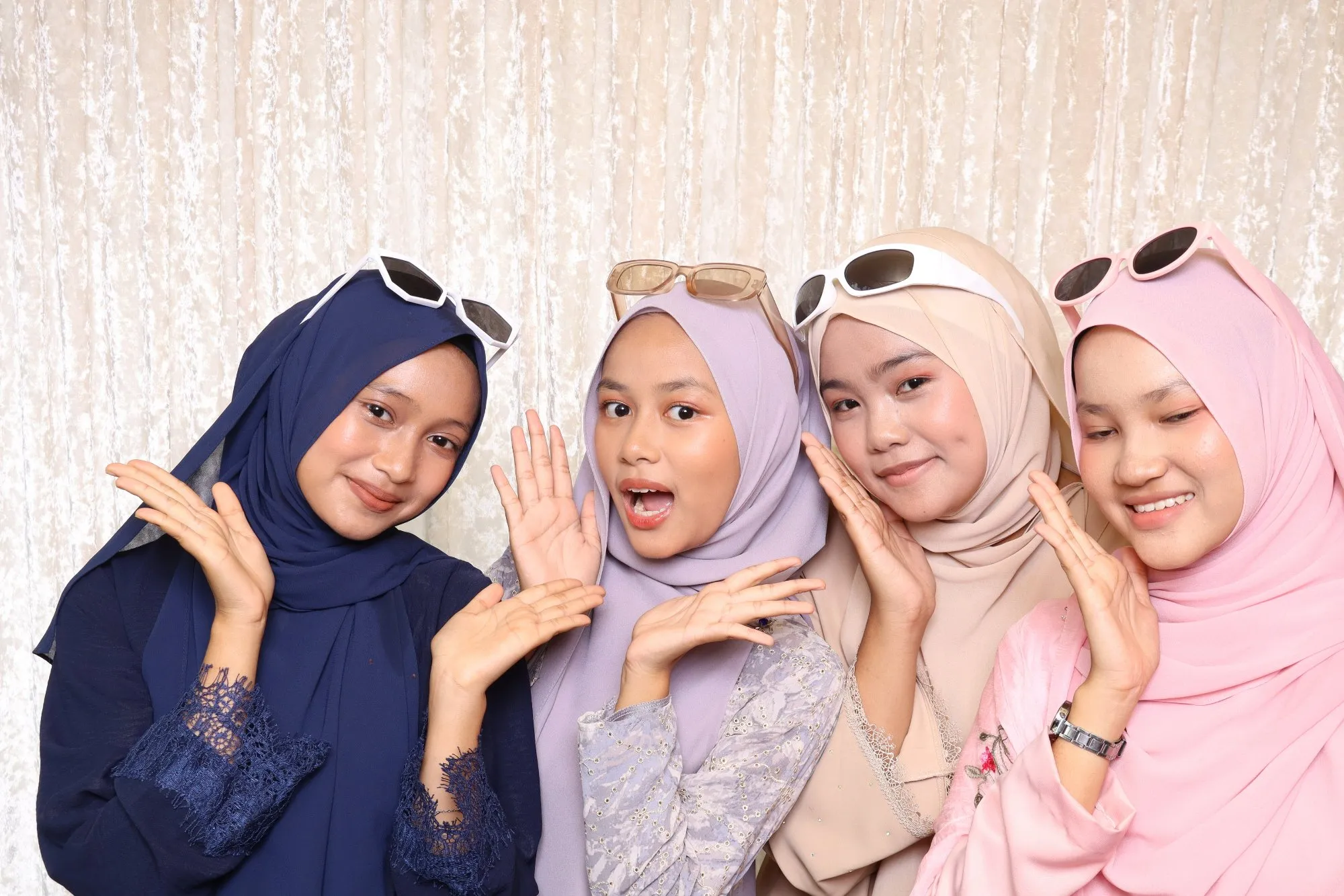 Aksi tetamu di depan backdrop photobooth pada majlis perkahwinan Amni & Iqbal di The Binjai