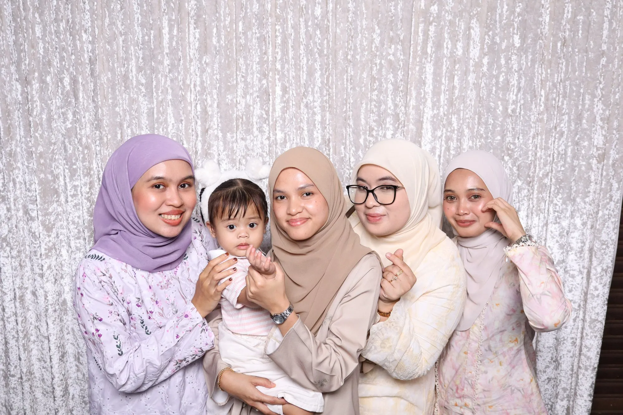 Aksi tetamu di depan backdrop photobooth pada rumah terbuka hari raya Majlis Rumah Terbuka ARF Supply & ZEF Partners Services di Indera Mahkota 14
