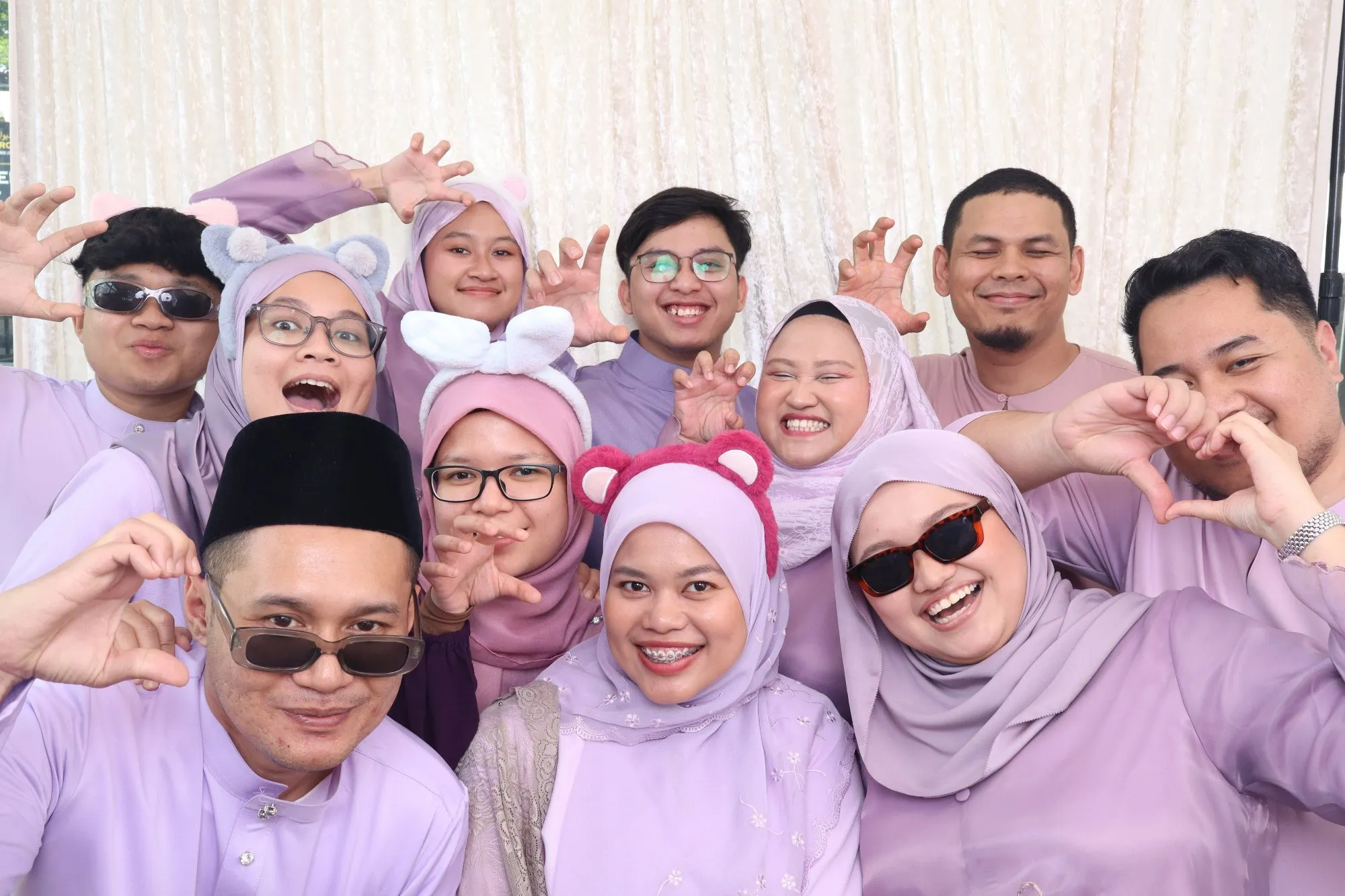 Aksi tetamu di depan backdrop photobooth pada majlis perkahwinan Syahirah & Zuhaini di D'Persada Baroqah