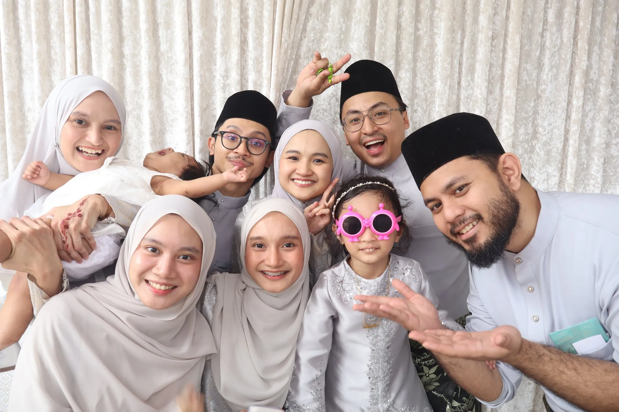 Aksi tetamu di depan backdrop photobooth pada majlis perkahwinan Jasrina & Hafizuddin di Anjung Zaharah Majid