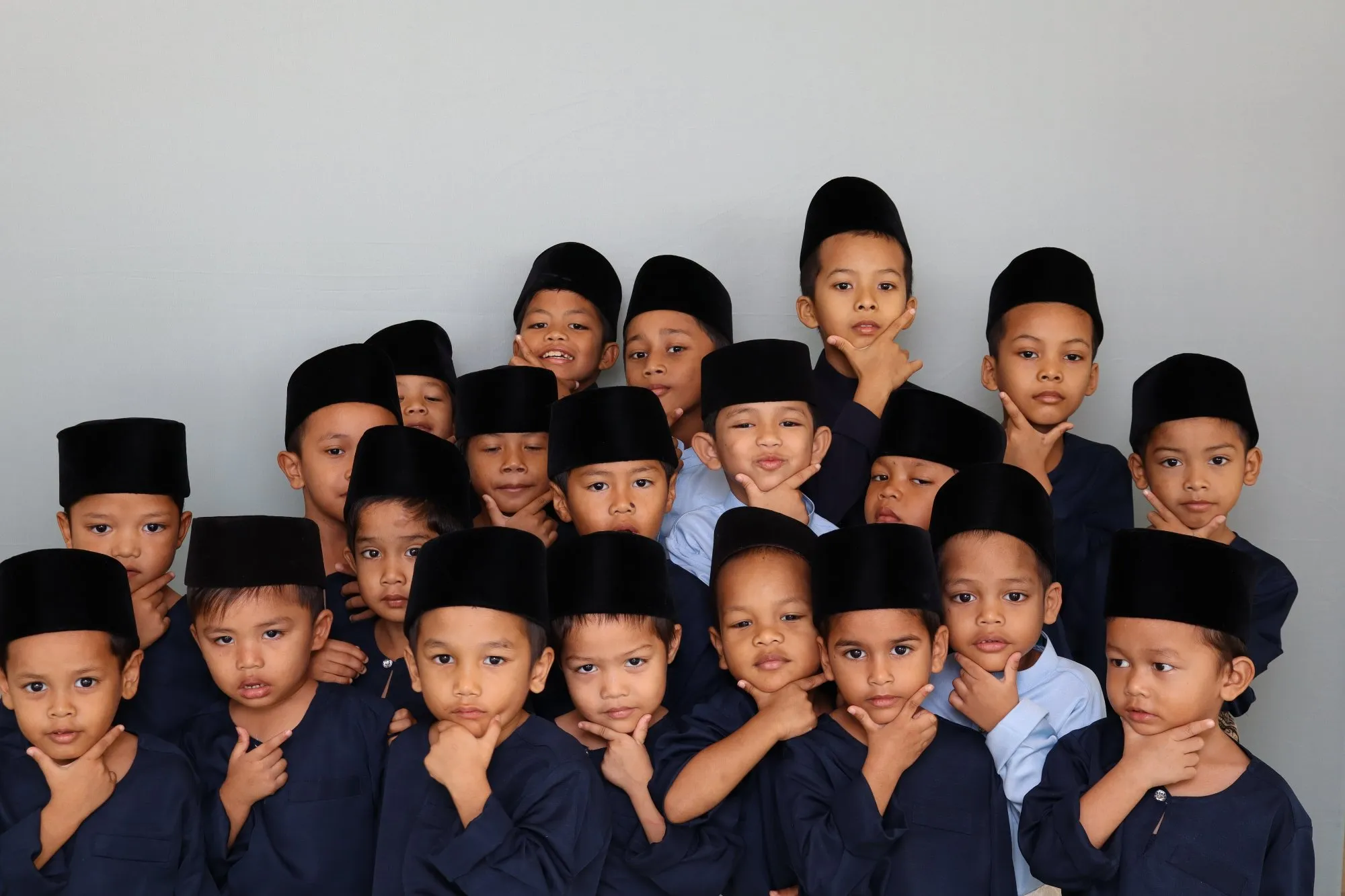 Aksi tetamu di depan backdrop photobooth pada rumah terbuka hari raya Hari Bertemu Pelanggan RKKSHK: Meriah Bersama Erat Selamanya di Rumah Kanak-Kanak Sultanah Hajjah Kalsom