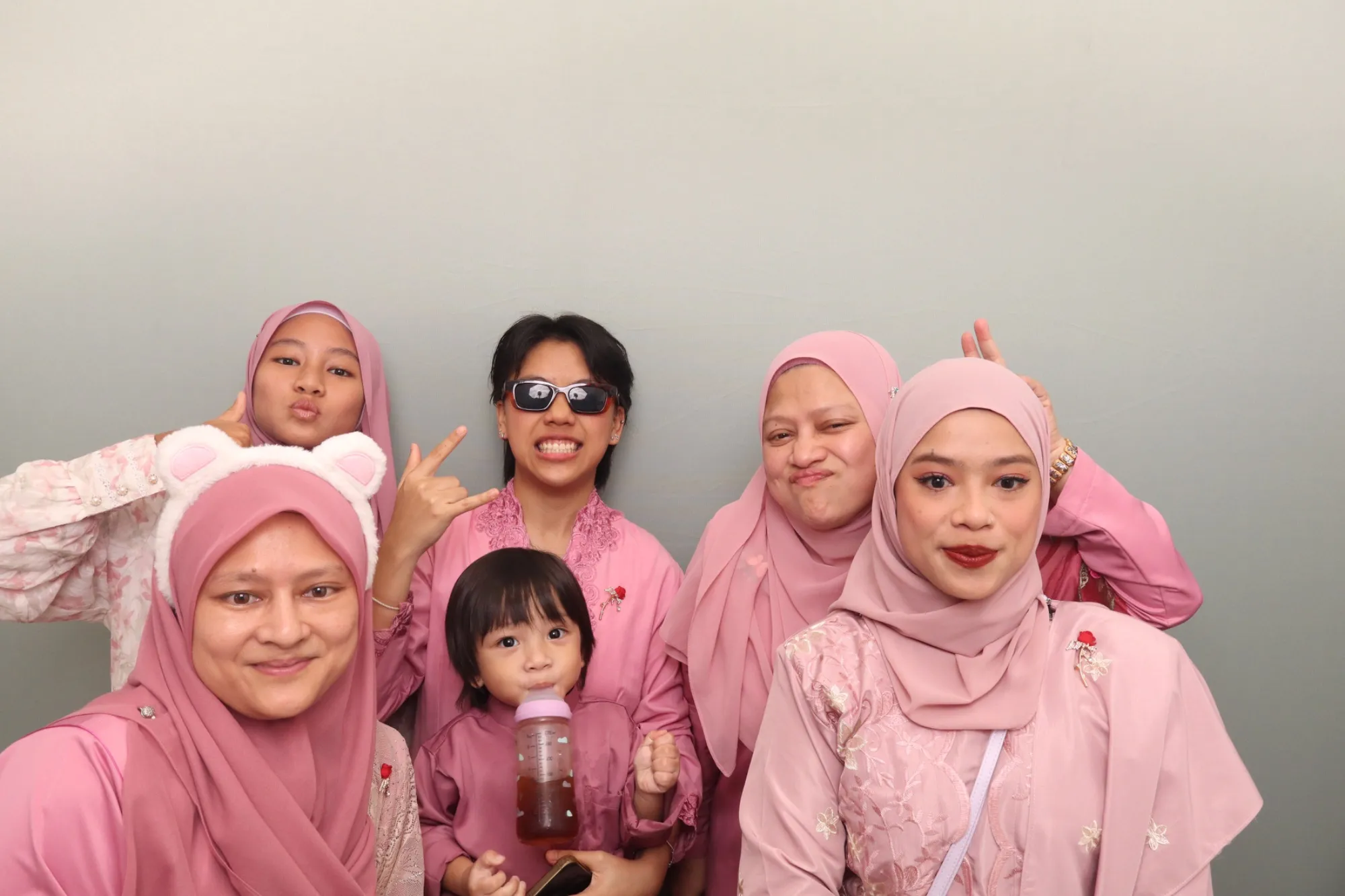 Aksi tetamu di depan backdrop photobooth pada majlis perkahwinan Walimatulurus Amirul & Amira di Royal Pahang Golf Club