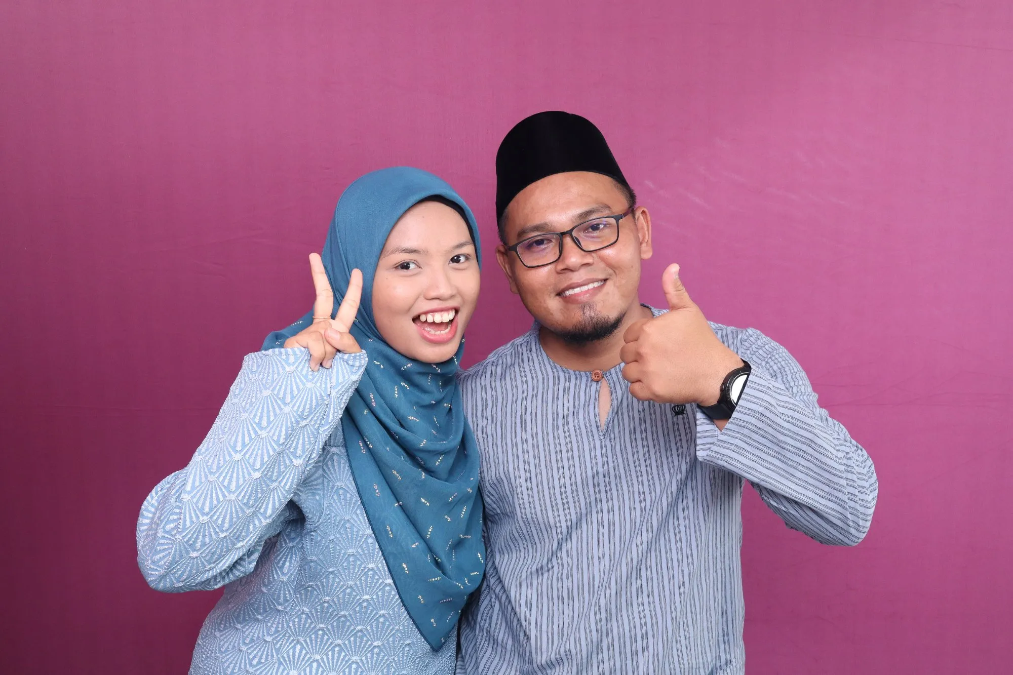 Aksi tetamu di depan backdrop photobooth pada majlis perkahwinan Zaki & Pasangan di Teratak Pok Die, Batu Hitam