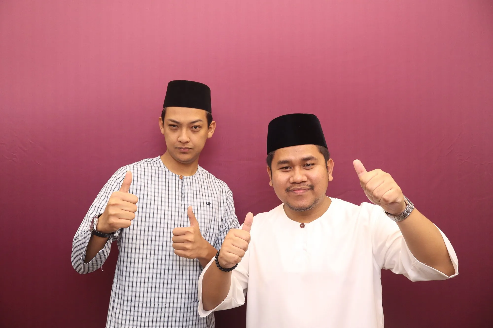 Aksi tetamu di depan backdrop photobooth pada majlis iftar Majlis Iftar Pemuda UMNO Indera Mahkota di Royal Pahang Golf Club